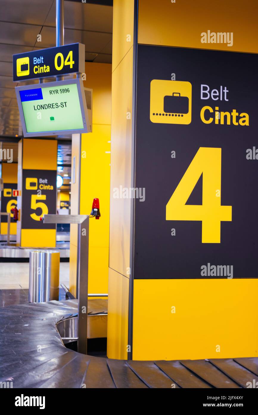 Gepäckabgabeband. Flughafen Adolfo Suárez Madrid-Barajas, allgemein bekannt als Flughafen Madrid-Barajas. Barajas, Madrid, Comunidad de Madrid, Spanien, Stockfoto