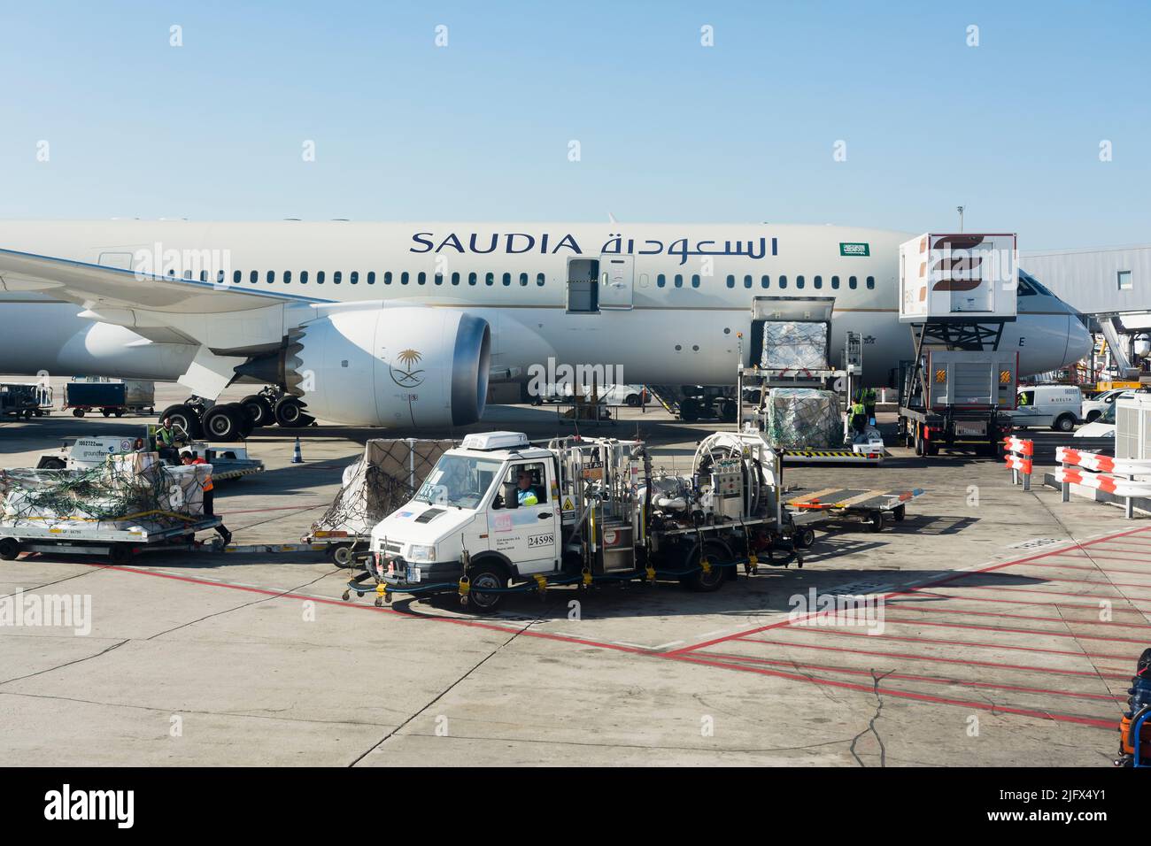 Saudia Aircraft, Boeing Dreamliner 787-900, umgeben von Bodenausrüstung. Saudia, früher bekannt als Saudi Arabian Airlines, ist die Flaggenträger von S Stockfoto