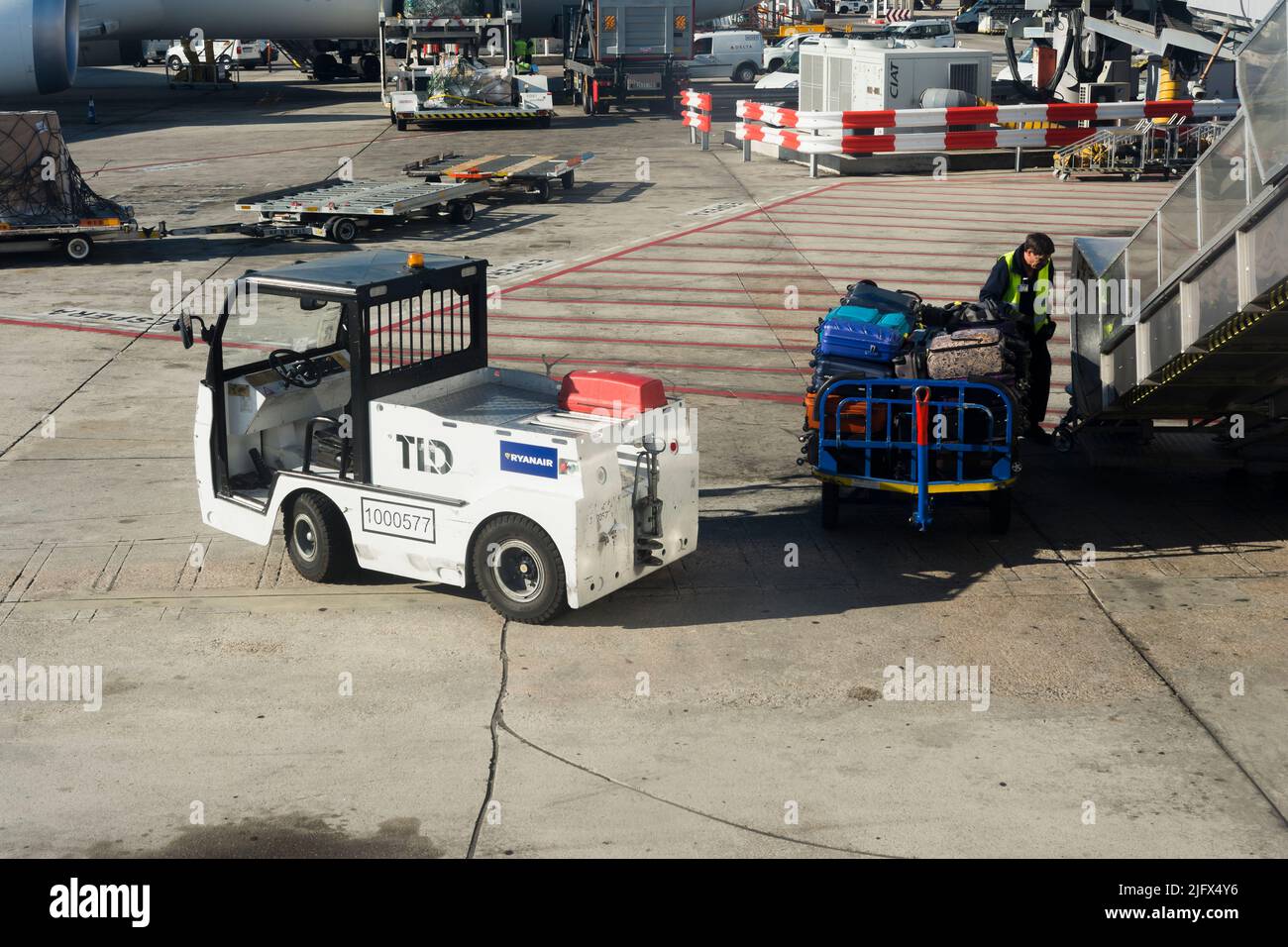 Flughafenfahrzeug mit Gepäckwagen. Flughafen Adolfo Suárez Madrid-Barajas, allgemein bekannt als Flughafen Madrid-Barajas. Barajas, Madrid, Co Stockfoto