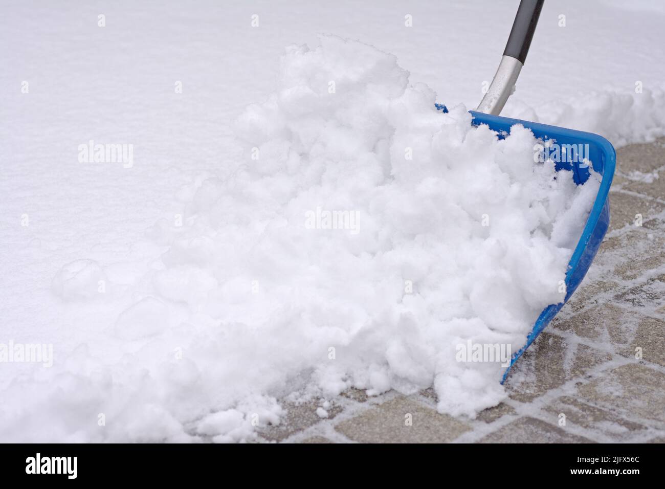 Eine Schneeschaufel in Aktion Stockfoto