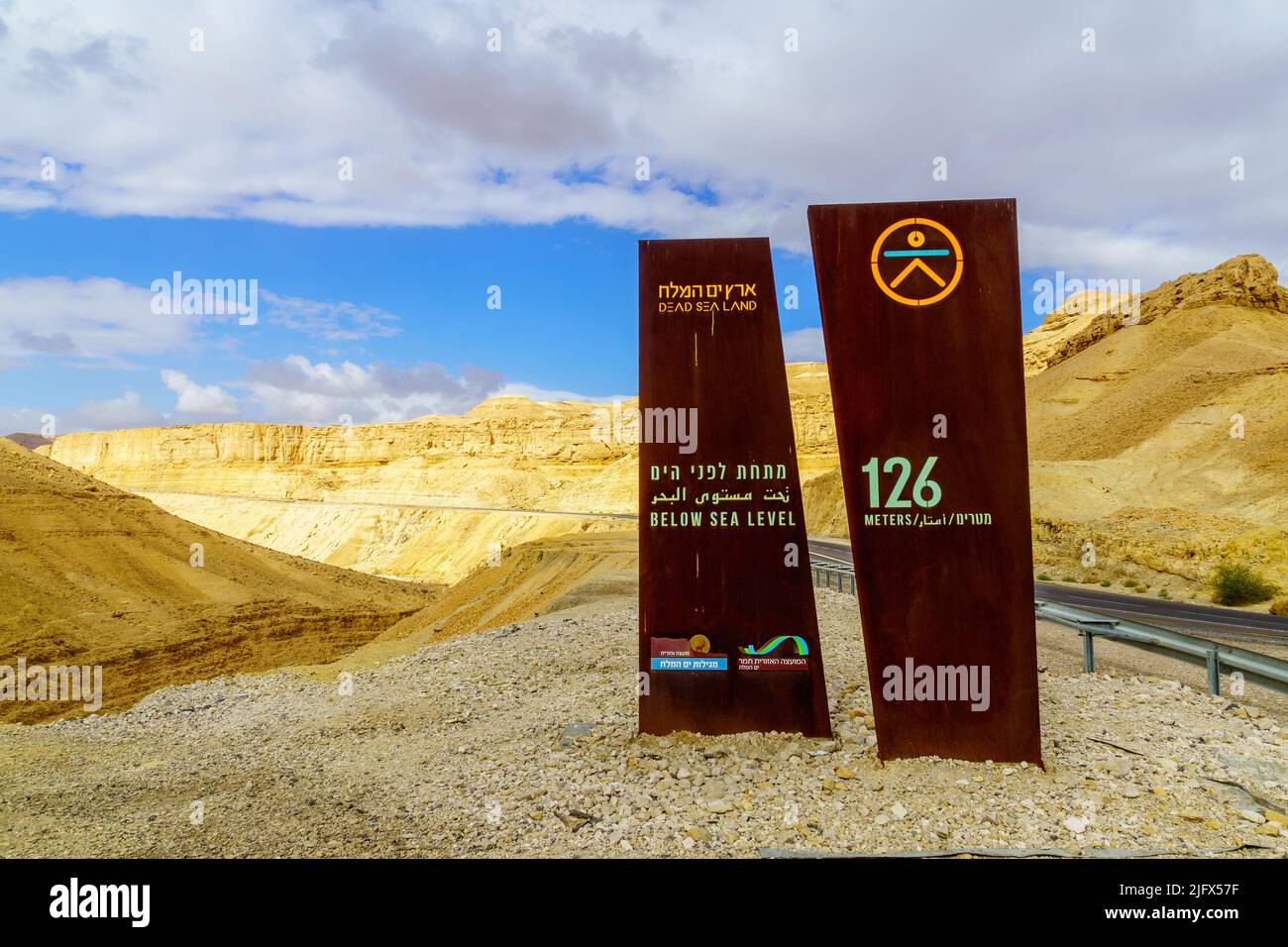 Ein Tamar, Israel - 14. Januar 2022: Blick auf ein Schild über die Höhe - 126 Meter unter dem Meeresspiegel, im nördlichen Arava-Tal, im Süden Israels Stockfoto
