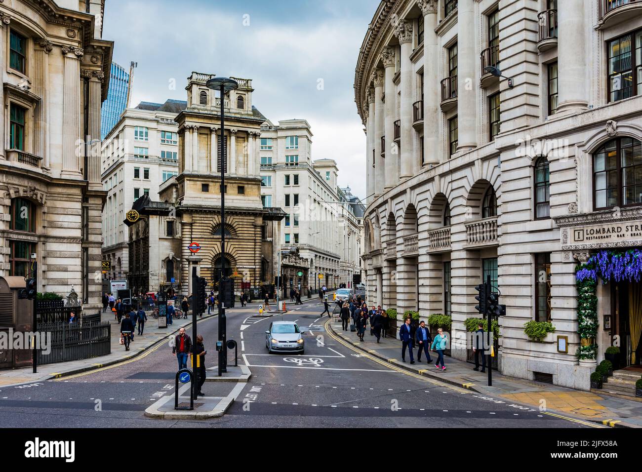Lombard Street von der Bankverbindung. Die Lombard Street ist eine Straße, die sich durch ihre Verbindungen zum Händler, Banken und Versicherungen der City of London hervorzeichnet Stockfoto