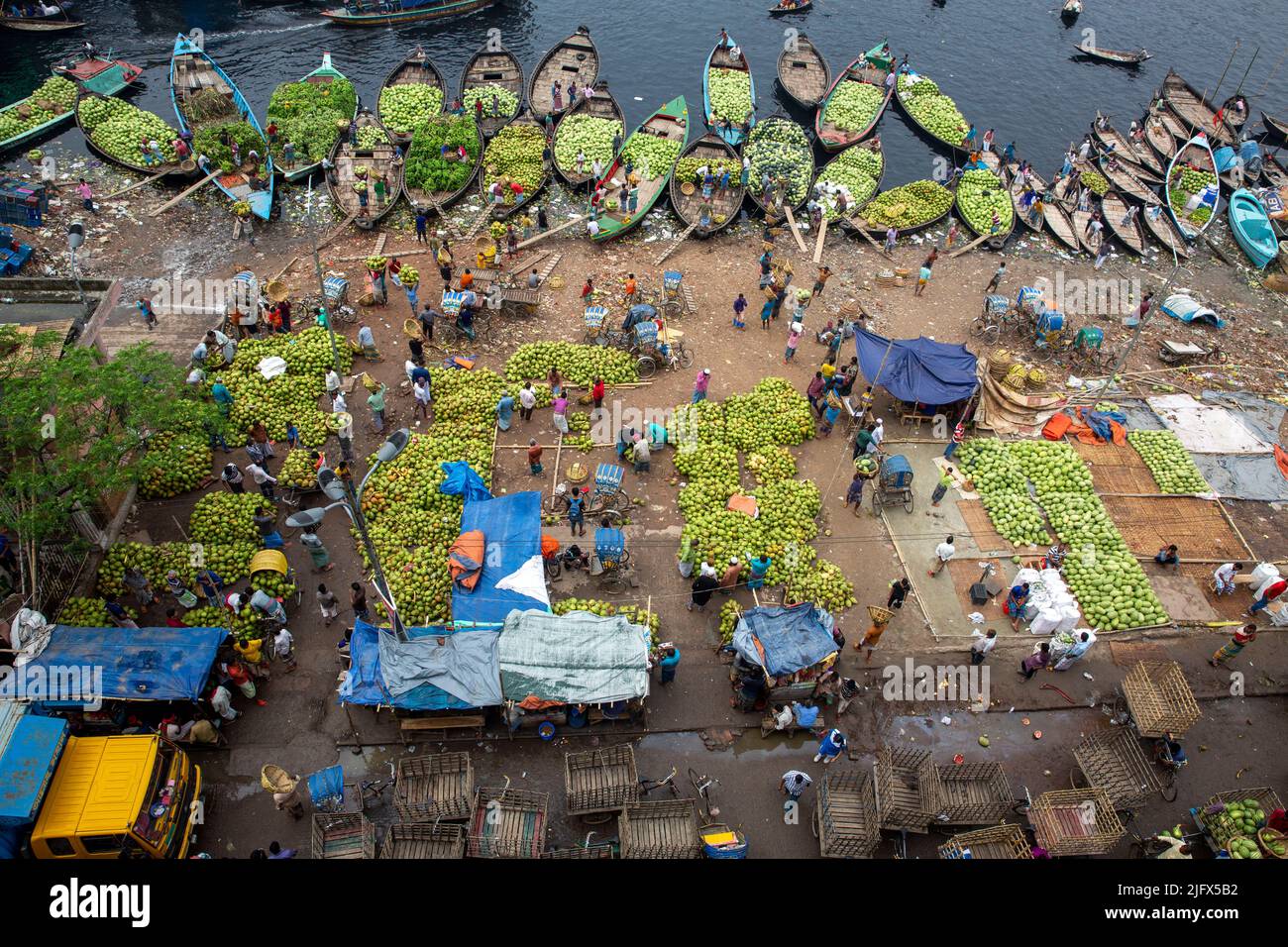 Saisonaler Großhandelsmarkt am Ufer des Buriganga River in Old Dhaka, Bangladesch Stockfoto