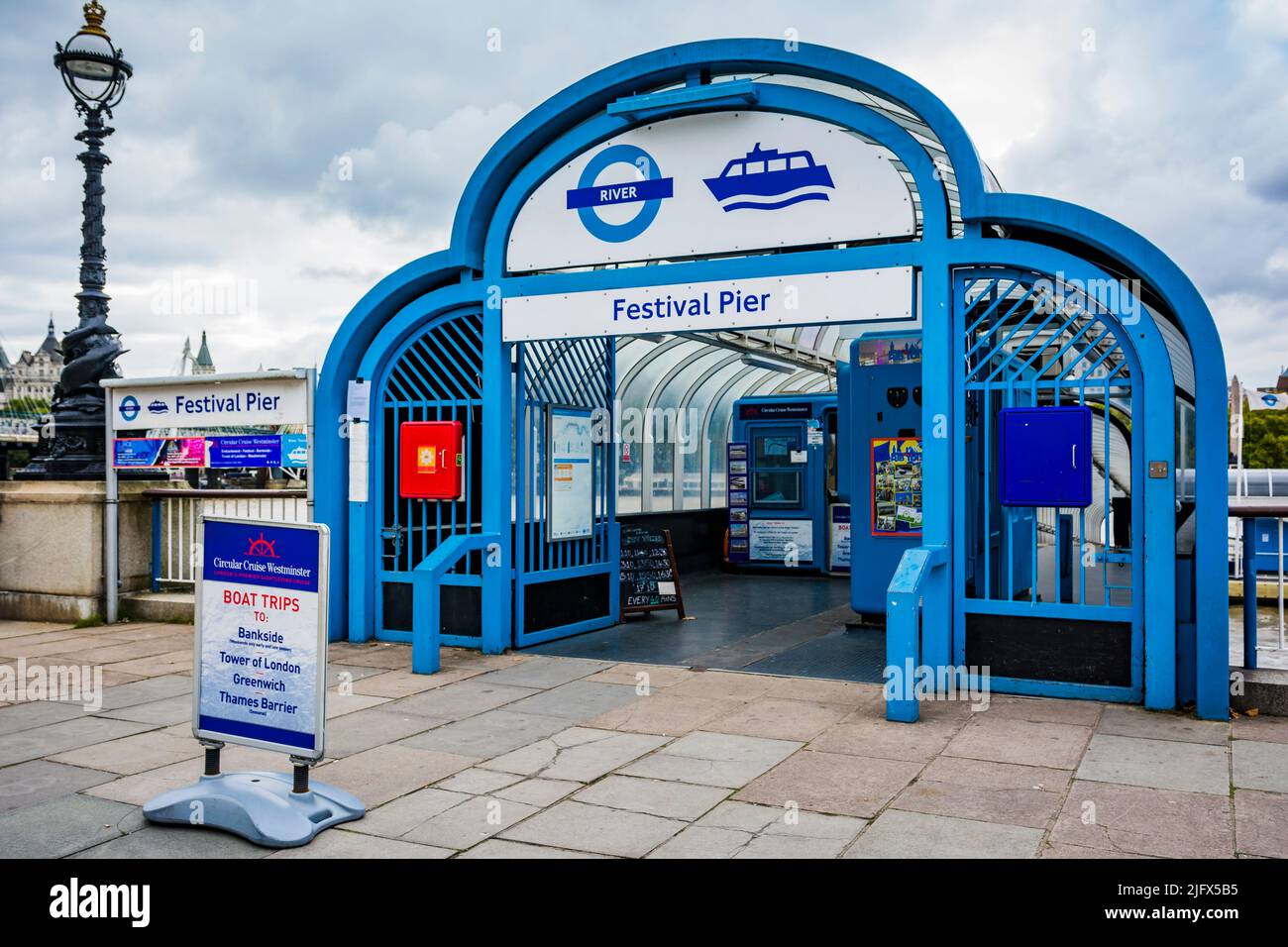 Der Festival Pier ist eine Haltestelle für Flussschifffahrten auf der Themse, London, Großbritannien. Der Pier gehört und wird von London River Services, einem Teil von Tran, betrieben Stockfoto