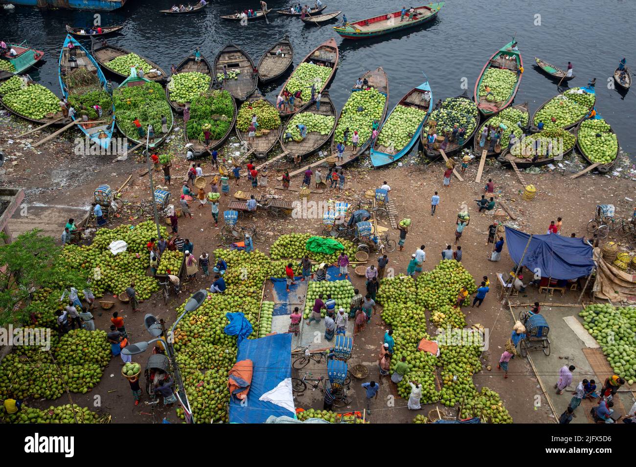 Saisonaler Großhandelsmarkt am Ufer des Buriganga River in Old Dhaka, Bangladesch Stockfoto