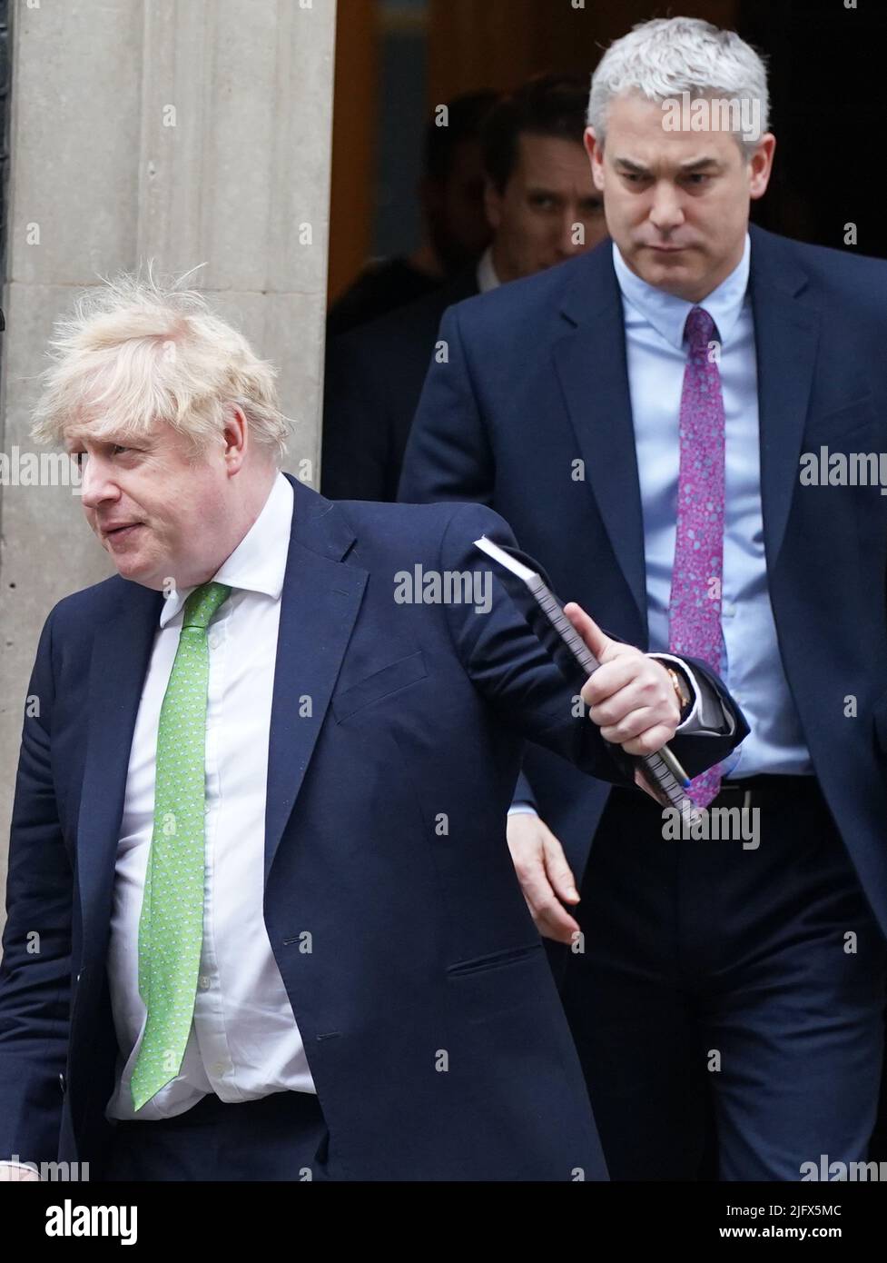 File Photo vom 22/02/2022 von Premierminister Boris Johnson (links) und Steve Barclay, die Downing Street, London, verlassen haben, um die Abgeordneten im Unterhaus über die neuesten Entwicklungen in Bezug auf die Ukraine zu informieren. Barclay wurde zum Gesundheitsminister ernannt, nachdem zwei hochrangige Kabinettsminister, der Schatzkanzler Rishi Sunak und der Gesundheitsminister Sajid Javid, zurückgetreten sind. Ausgabedatum: Dienstag, 5. Juli 2022. Stockfoto