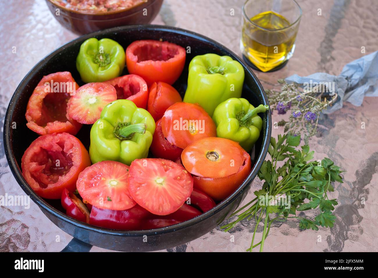 Griechische traditionelle Küche Gemista bereits im Ofen gekocht ...