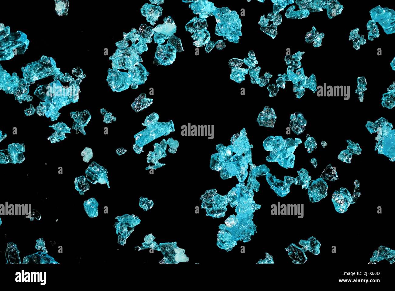 Blaue Kupfersulfatkristalle unter 4x Mikroskopvergrößerung Bildbreite 9mm Stockfoto