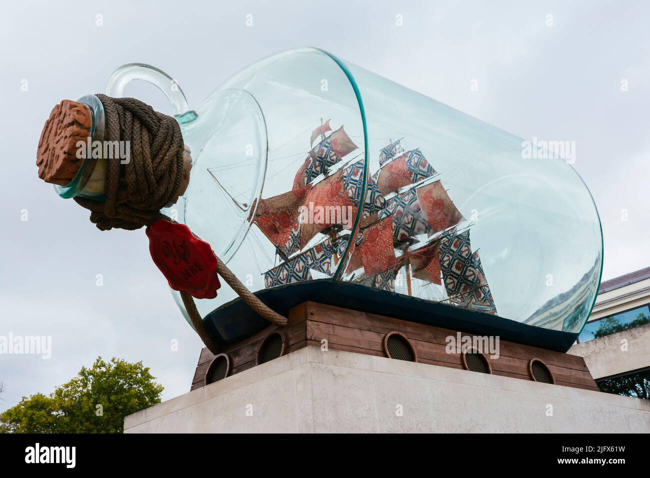 Nelson's Ship in a Bottle ist ein Denkmal der britisch-nigrischen Künstlerin Yinka Shonibare. An einen Sockel außerhalb des Sammy Ofer-Flügels des N verlegt Stockfoto
