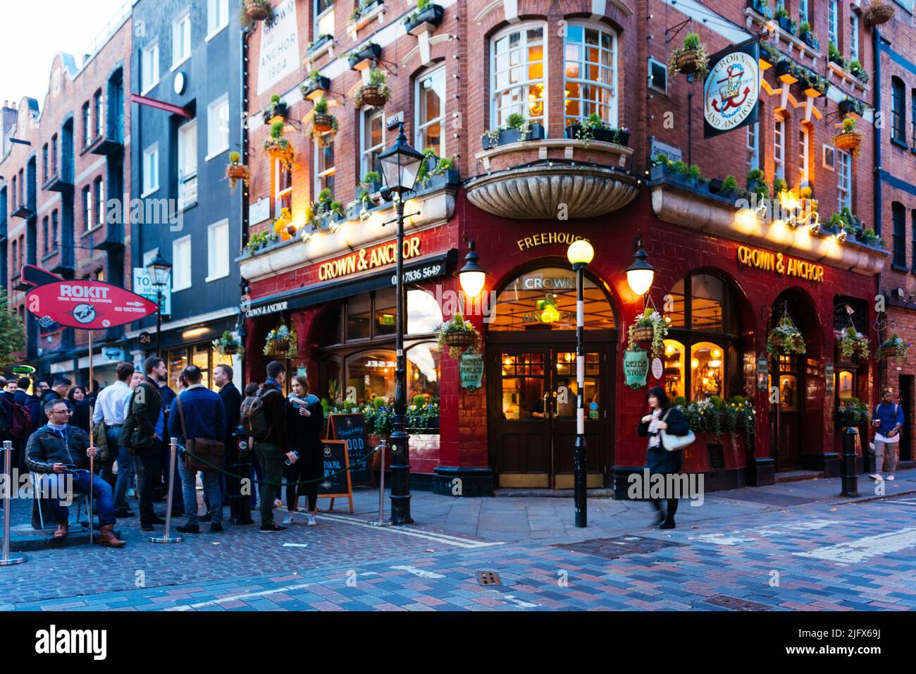 Freitagabend nach der Arbeit Trinker vor dem Crown & Anchor Pub, Covent Garden, London West End, London, United Kindom, Europa Stockfoto