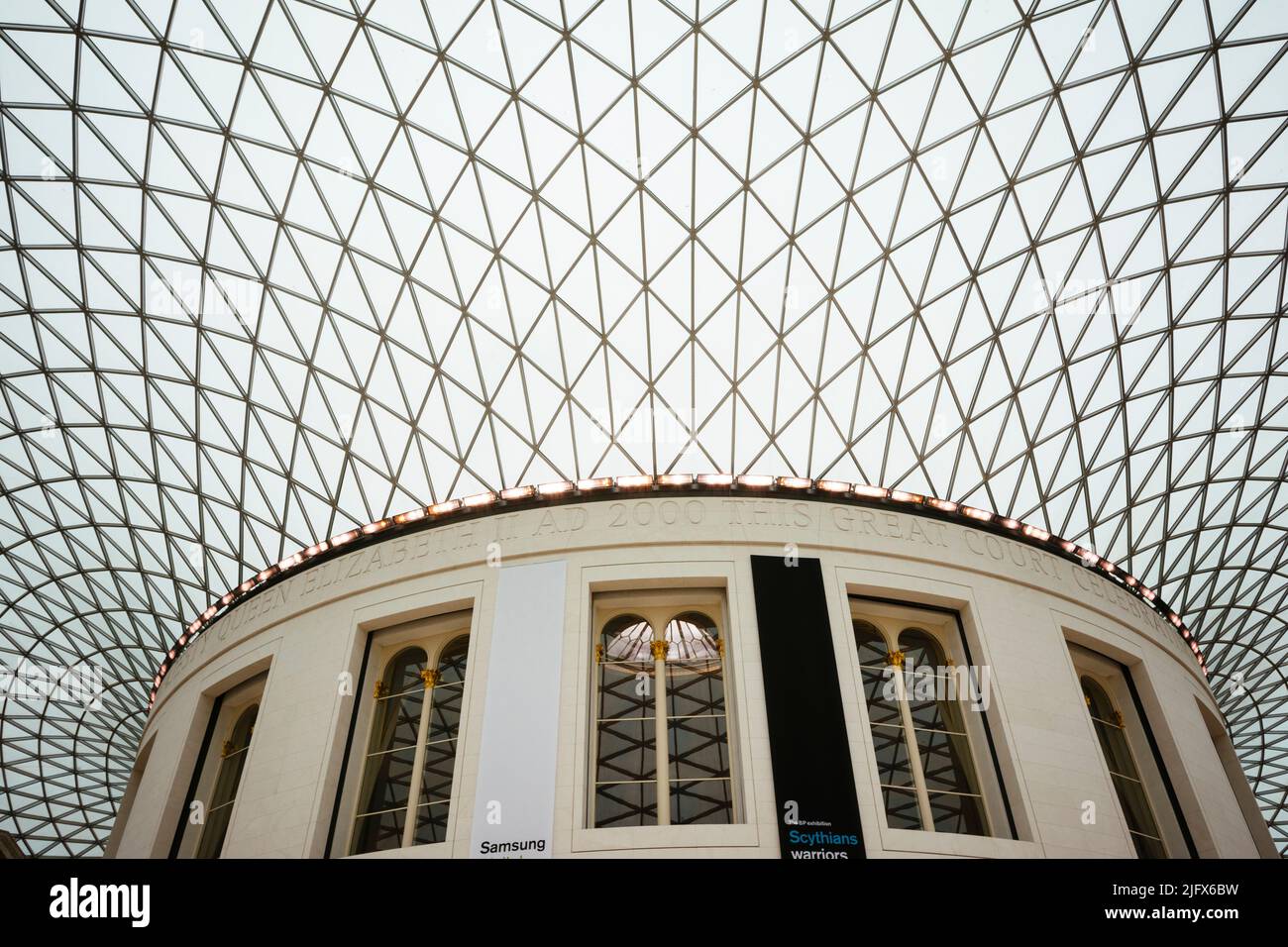 Der große Hof von Königin Elizabeth II, der allgemein einfach als großer Hof bezeichnet wird, ist das überdachte zentrale Viereck. Das British Museum ist ein Publikum Stockfoto