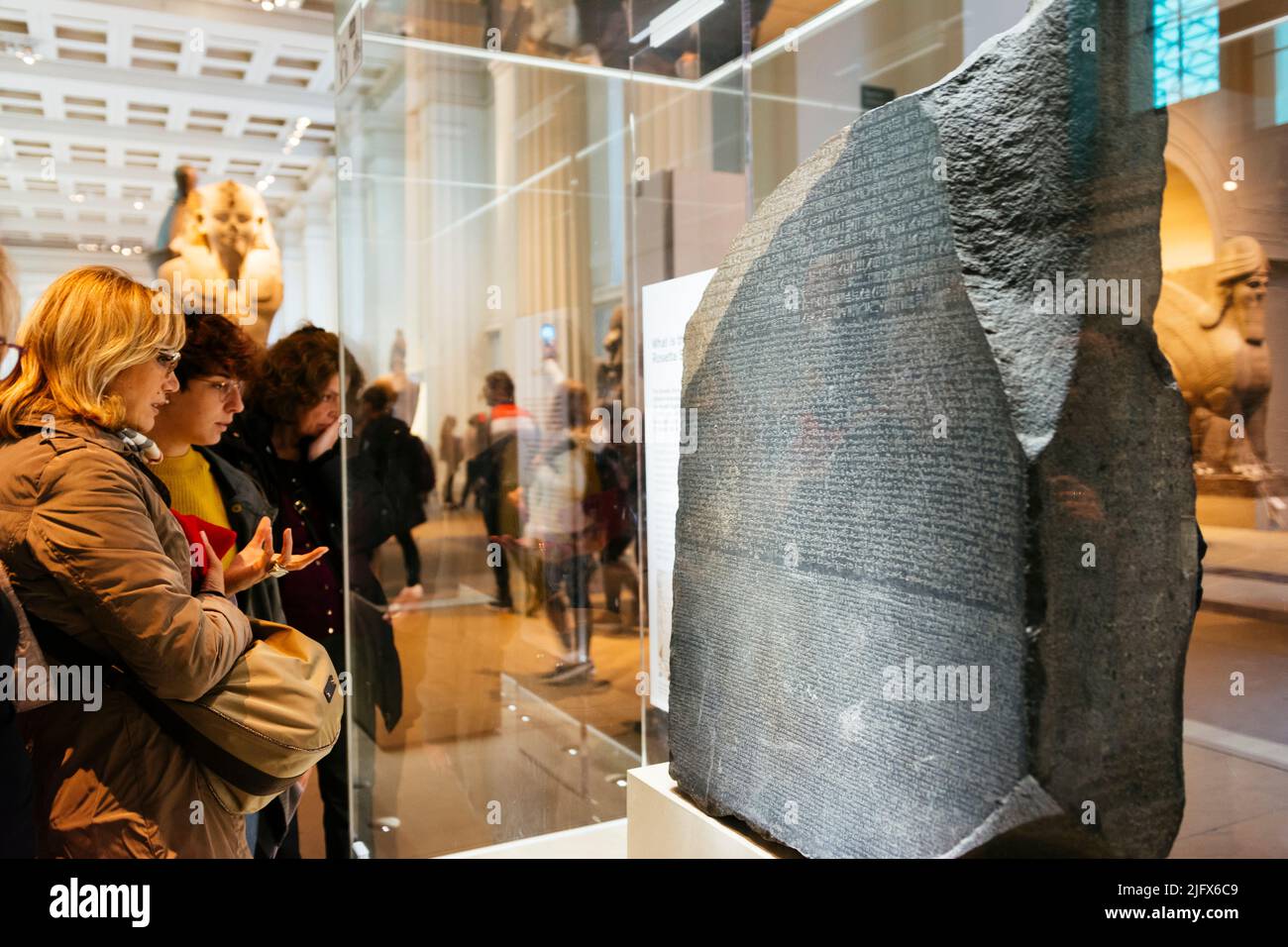 Besucher sehen sich den Rosseta-Stein an. Der Rosetta-Stein ist eine Granodioritstele, die mit drei Versionen eines in Memphis, Ägypten, erlassenen Dekrets beschriftet ist. Der Stockfoto