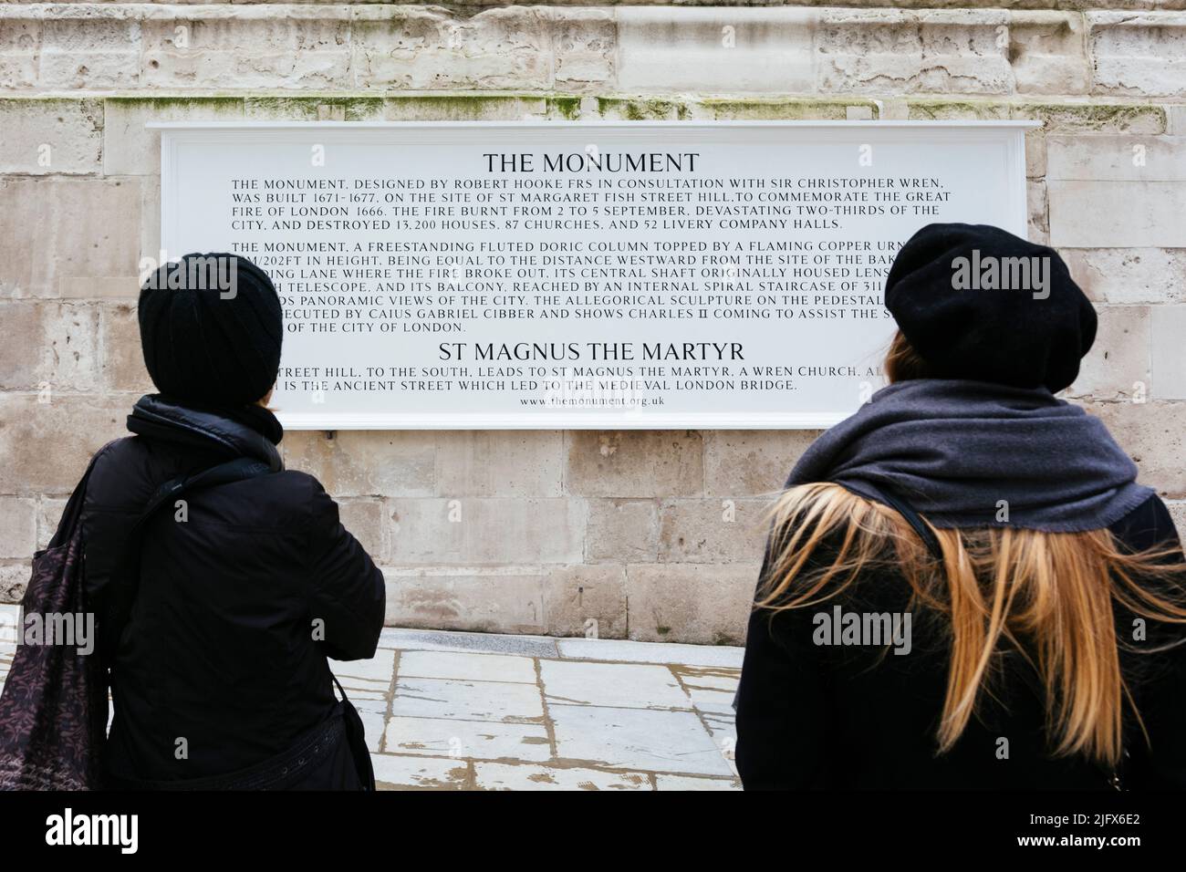 Das Monument für den großen Brand von London, besser bekannt als Monument, ist eine geriffelte dorische Säule in London. Gedenken an das große Feuer Stockfoto