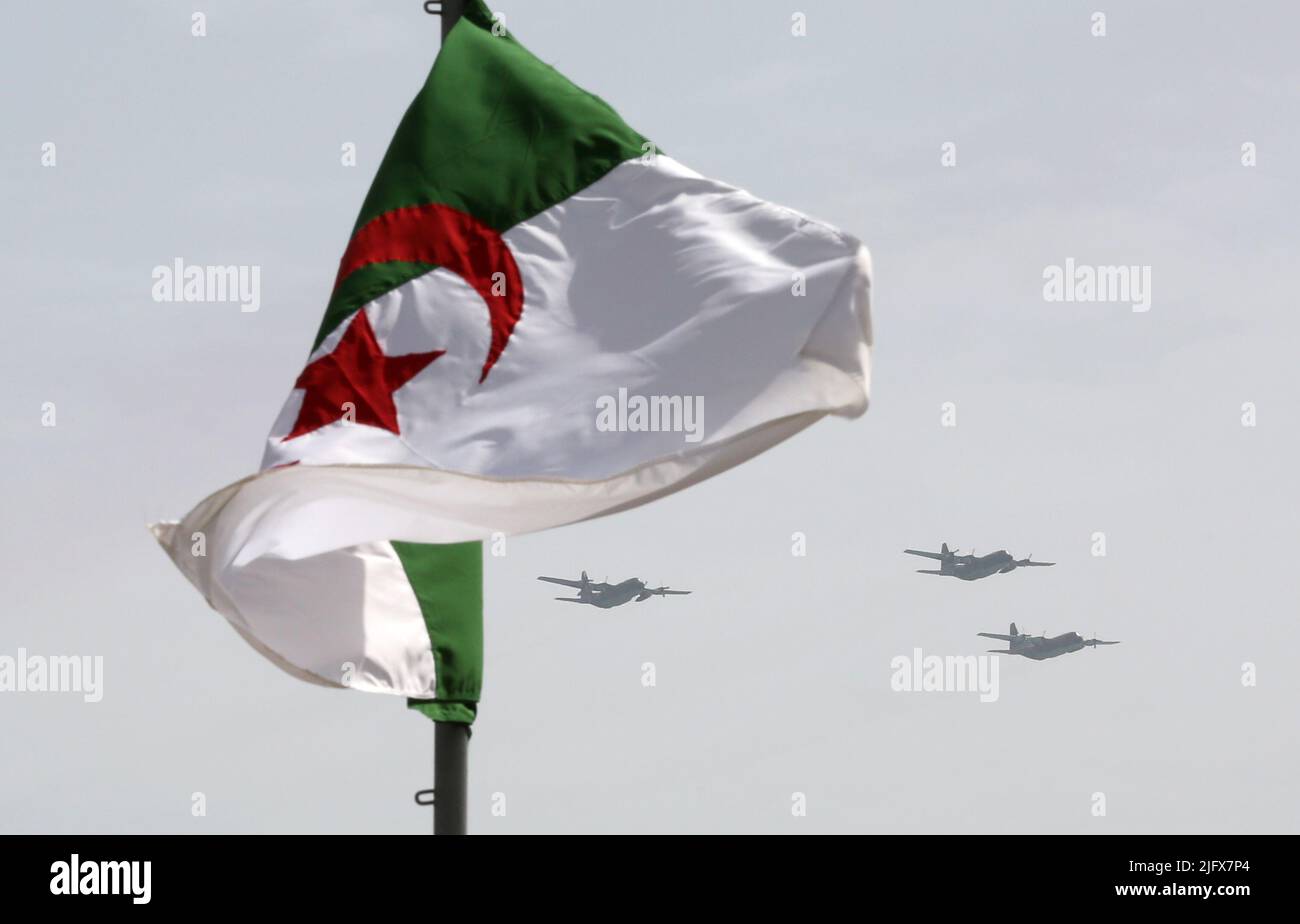 Algier. 5.. Juli 2022. Am 5. Juli 2022 werden Flugzeuge während einer Militärparade zum 60.. Jahrestag der Unabhängigkeit Algeriens in Algier, der Hauptstadt Algeriens, gesehen. Algerien veranstaltete am Dienstag eine große Militärparade, um den 60.. Jahrestag seiner Unabhängigkeit vom französischen Kolonialismus zu feiern, an der hochrangige lokale und ausländische Beamte teilnahmen. Quelle: Xinhua/Alamy Live News Stockfoto