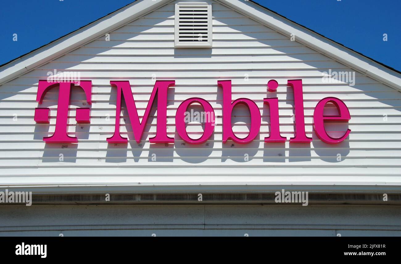 T-Mobile Geschäft Zeichen in Cleveland, Ohio im Mai 2022 Stockfoto