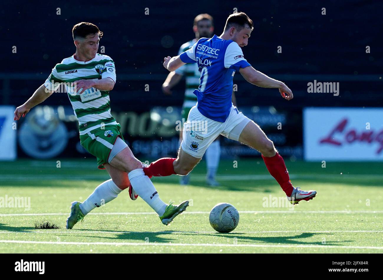 Daniel Redmond der New Saints kämpft mit Stephen Fallon von Linfield während der ersten Qualifikationsrunde der UEFA Champions League, dem ersten Beinspiel in Park Hall, Oswestry. Bilddatum: Dienstag, 5. Juli 2022. Stockfoto