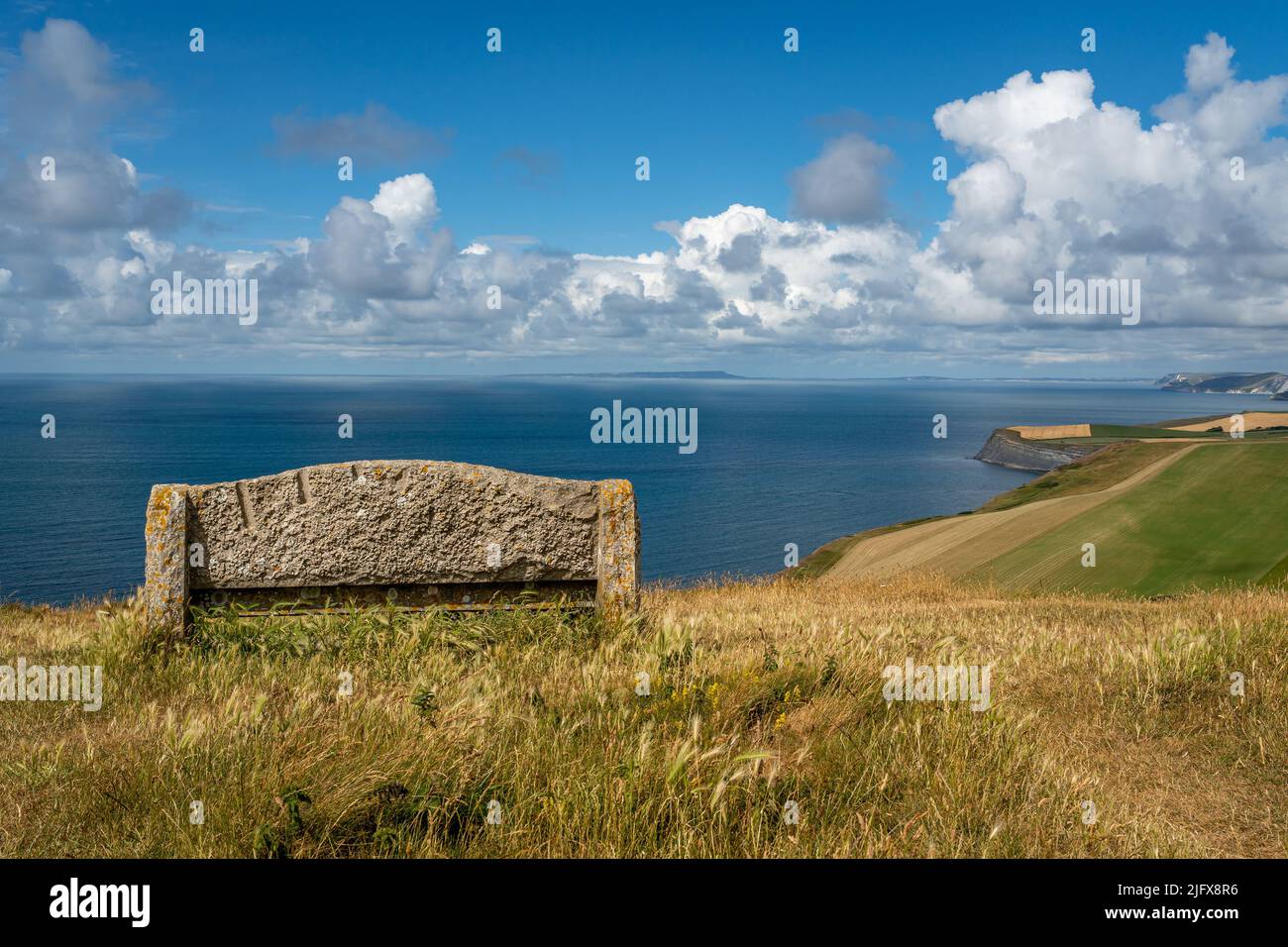 Steinbank mit einer atemberaubenden Aussicht entlang des South West Coast Path in Dorset County Stockfoto