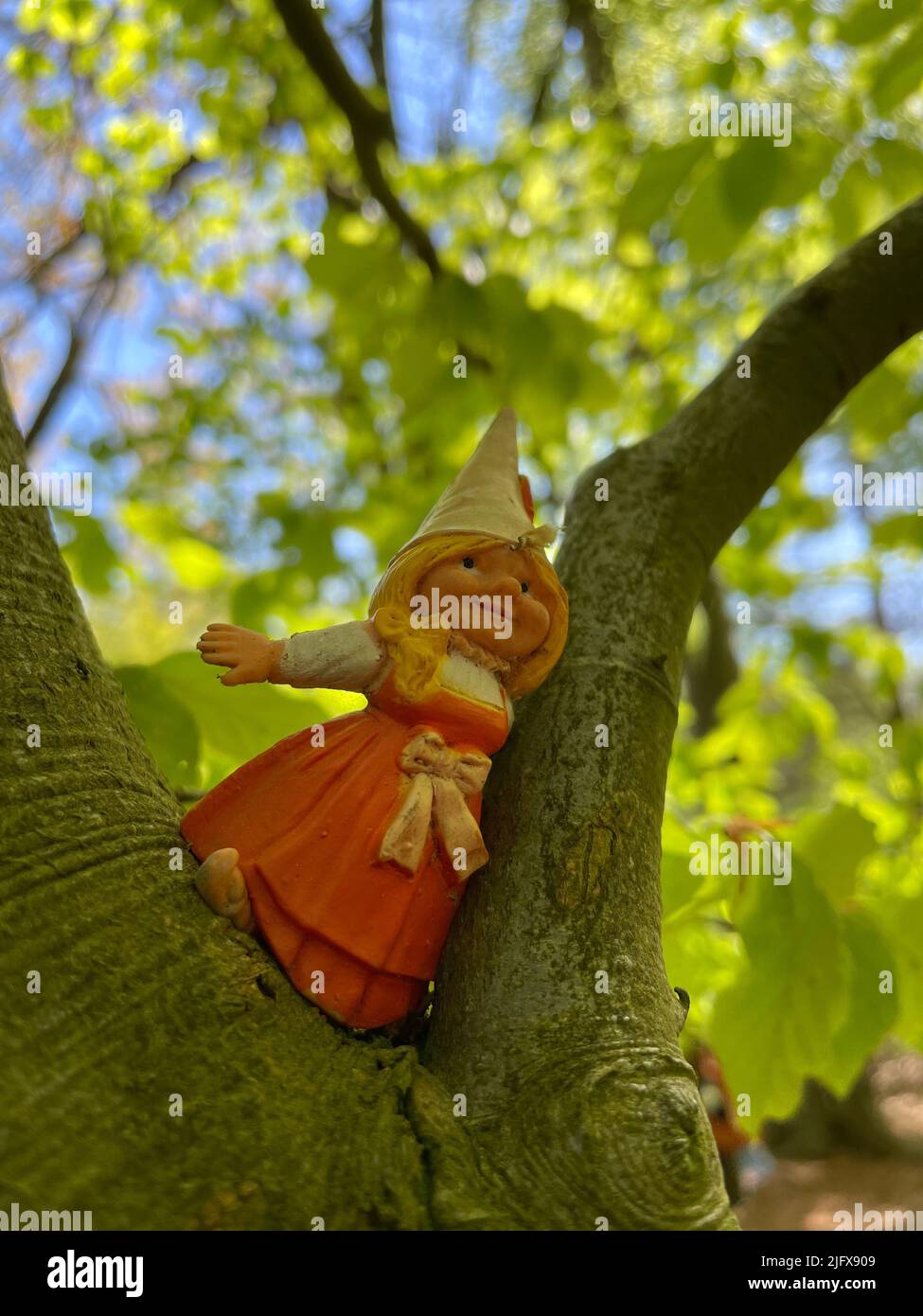 Eine Nahaufnahme einer entzückenden Gnom-Figur auf Ästen Stockfoto