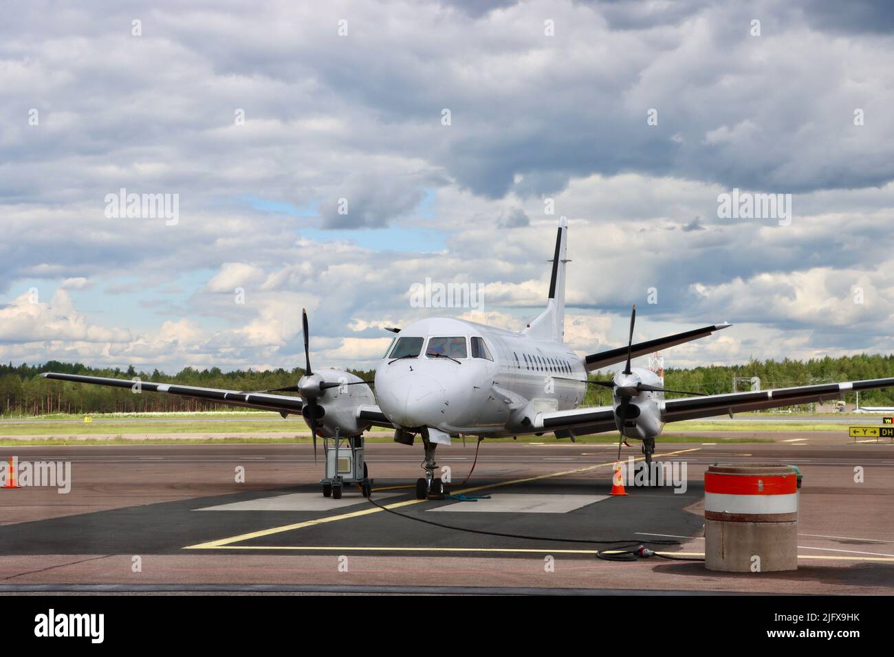 Pendlerflugzeug am Flughafen Helsinki, Juni 16. 2022 Stockfoto