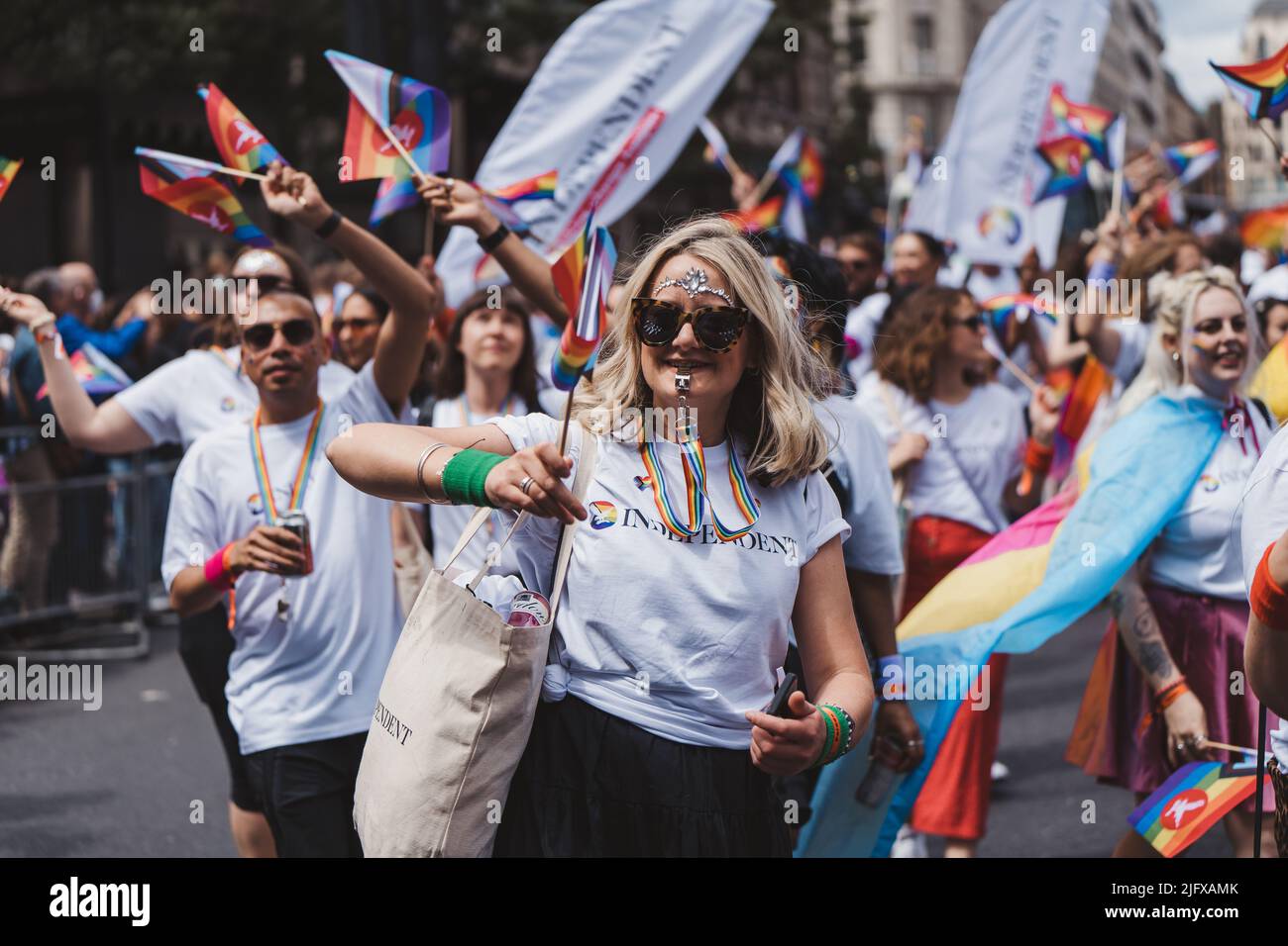 London / UK - 02/07/2022: Unabhängige Mitarbeiter mit Fahnen und Transparenten feiern die London LGBTQ Pride Parade Stockfoto