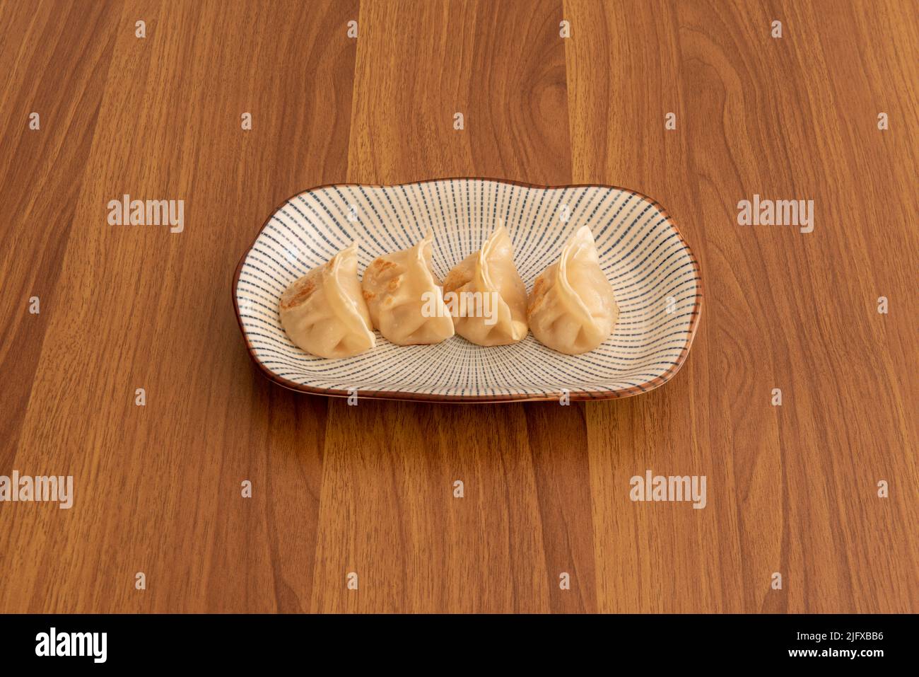 Gyoza finden Sie in Supermärkten und Restaurants in ganz Japan. In der Pfanne zubereitete Gyoza findet man in fast allen Ramen und chinesischen Restaurants Stockfoto