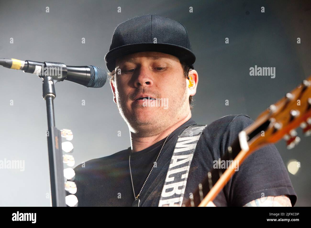 Tom DeLonge von Blink 182 tritt in der Motorpoint Arena in Cardiff, Wales, auf. 10. Juli 2012 Stockfoto