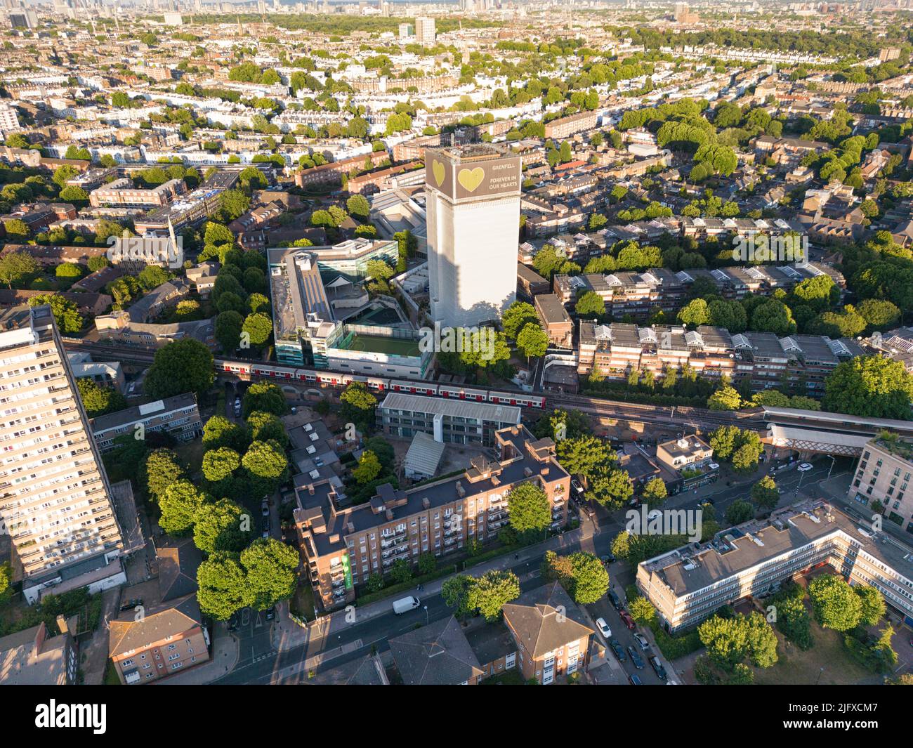 Der Grenfell Tower ist ein verfallenen 24-stöckigen Wohnturm im Lancaster West Estate, North Kensington in London, England Stockfoto