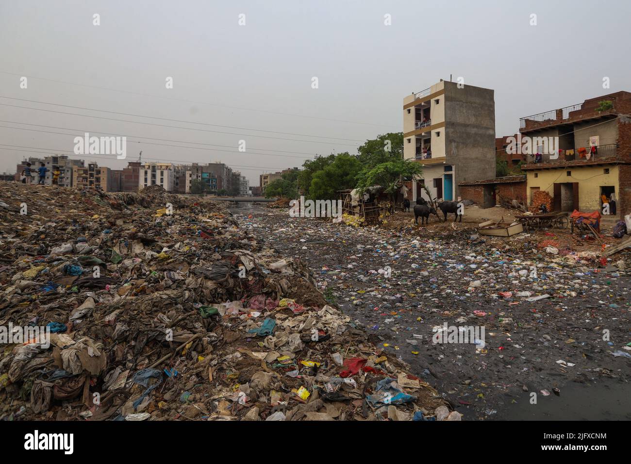 Blick auf einen offenen Mülldeponie in einem Slum-Gebiet in Neu-Delhi, der mit Plastik und Müll gefüllt ist. Um seine schädlichen Auswirkungen auf die Umwelt zu vermeiden und um seine globalen Klimaziele zu erreichen, wird Indien ab Juli 1. 2022 den Einsatz von Einweg-Kunststoffen verbieten. Stockfoto