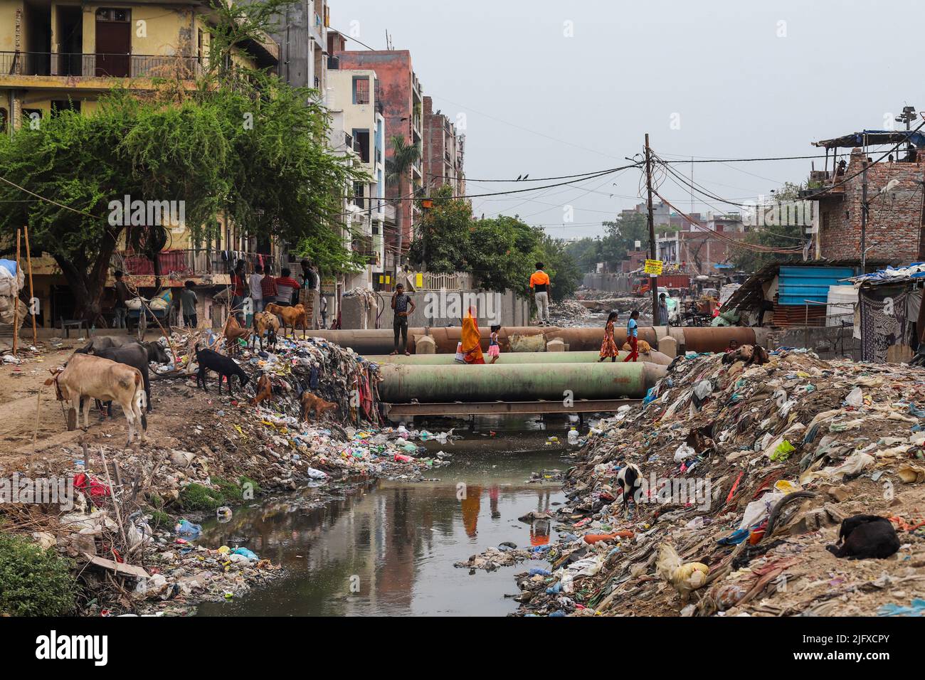 Blick auf einen offenen Mülldeponie in einem Slum-Gebiet in Neu-Delhi, der mit Plastik und Müll gefüllt ist. Um seine schädlichen Auswirkungen auf die Umwelt zu vermeiden und um seine globalen Klimaziele zu erreichen, wird Indien ab Juli 1. 2022 den Einsatz von Einweg-Kunststoffen verbieten. Stockfoto