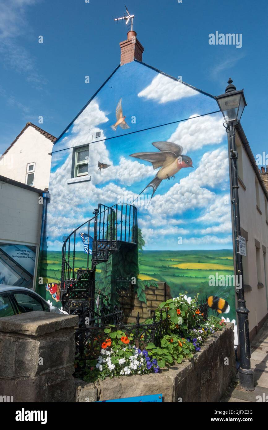 Wandgemälde an der Seite eines Gebäudes, Teil des „Stadtfenstern“-Schemas (Trompe l’oeil oder „Dummkopf-Augen“-Stil), Knaresborough, North Yorkshire, Großbritannien. Stockfoto