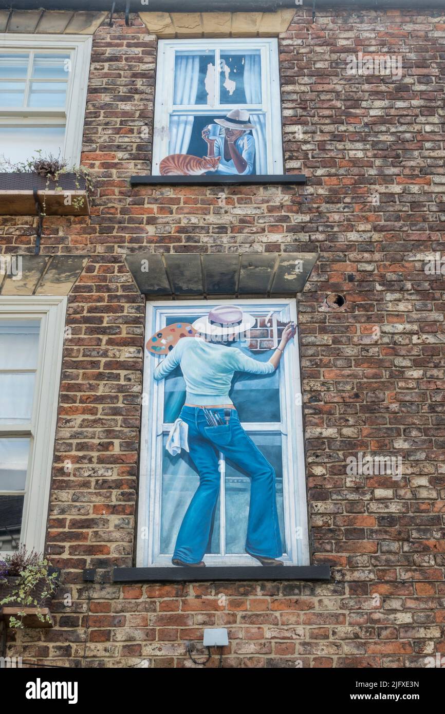 Wandgemälde auf einem Gebäude, Teil des Stadtfenstern-Schemas (Trompe l’oeil oder „Narr the eye“-Stils), in Knaresborough, North Yorkshire, Großbritannien. Stockfoto