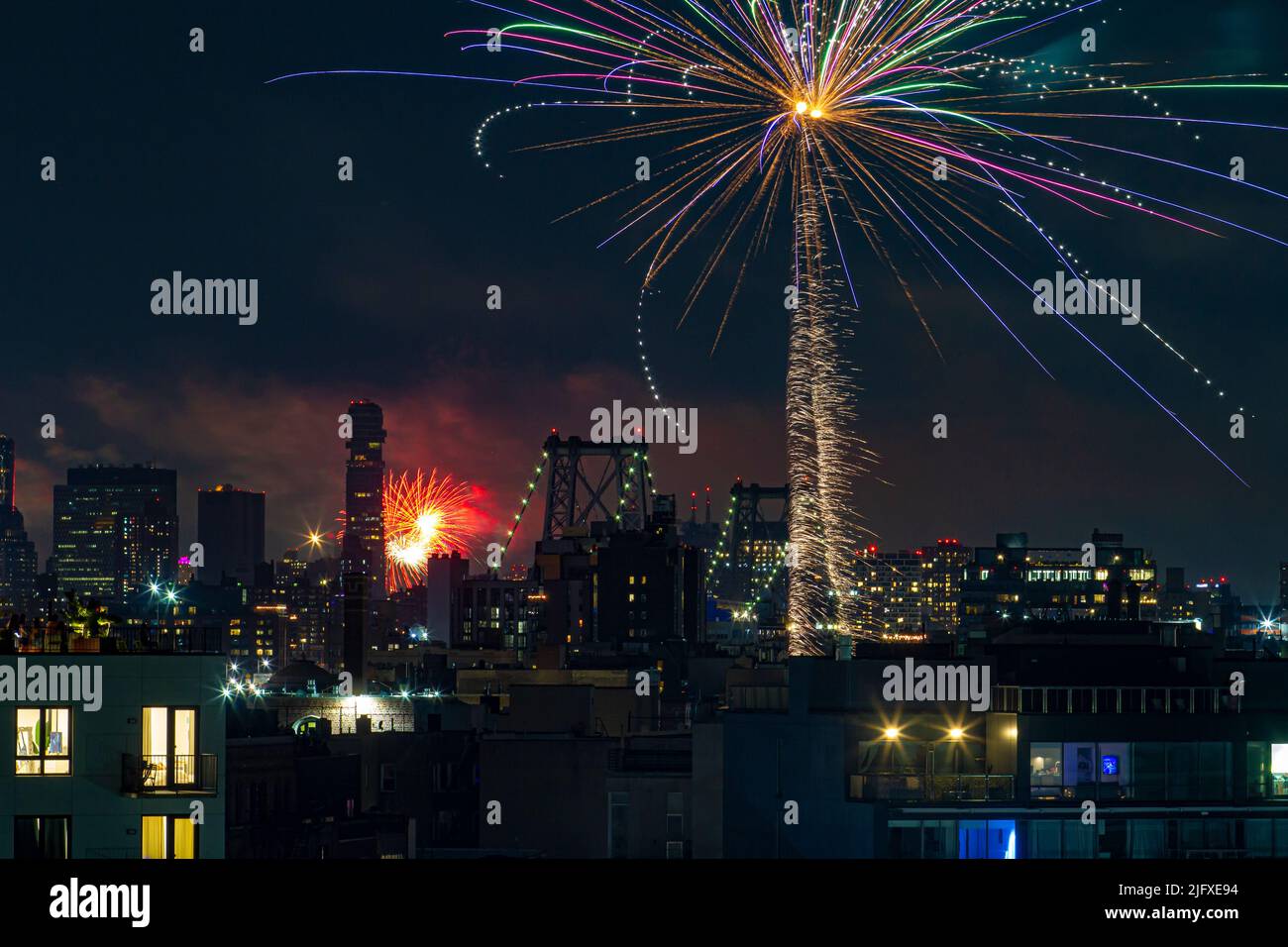 Feuerwerk in Williamsburg, Brooklyn, New York am 4.. Juli. Stockfoto