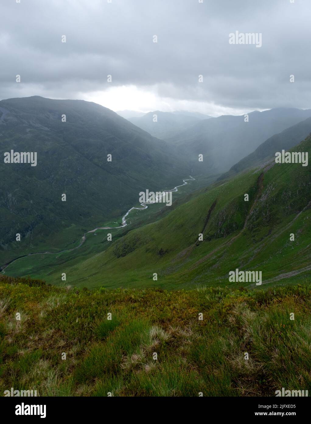 Blick hinunter in das Tal unter den fünf Schwestern von Kintail auf den Fluss Croe in den schottischen Highlands, Schottland Stockfoto