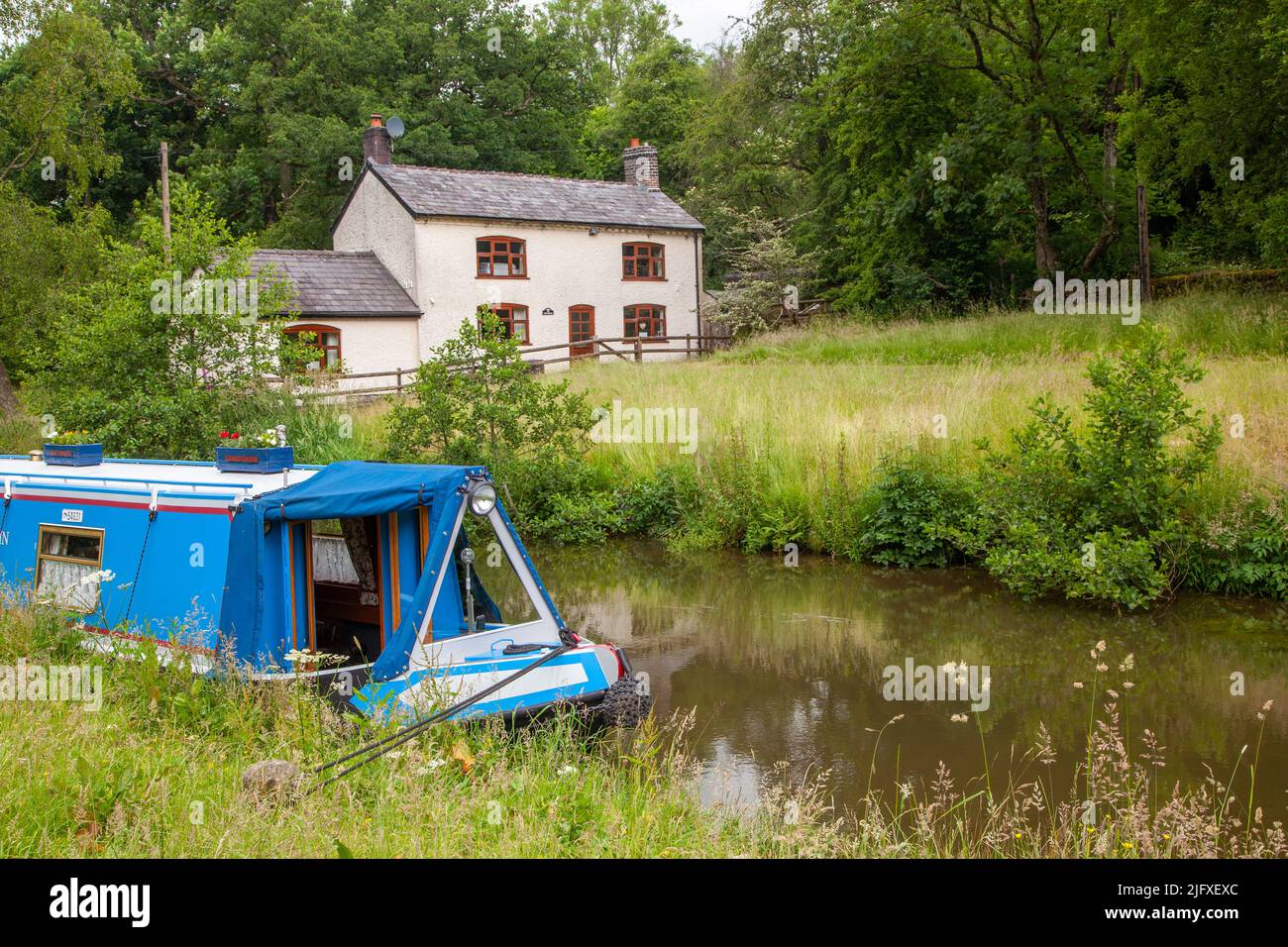 Das Kanalenrowboot liegt auf dem Caldon-Kanal in der Consall Wharf im Churnet Valley Staffordshire England Stockfoto