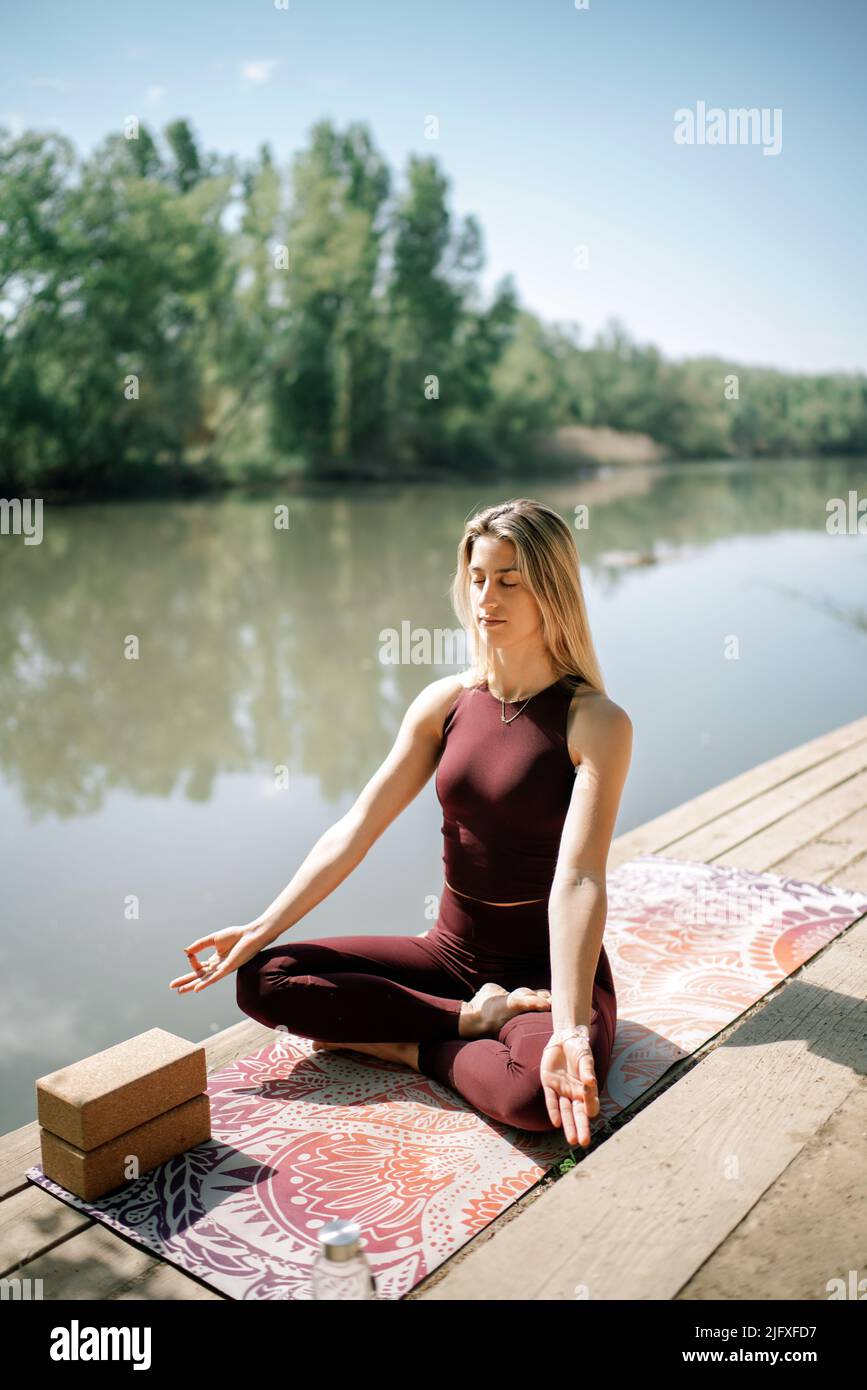 Yoga-Morgenübung im Park Stockfoto