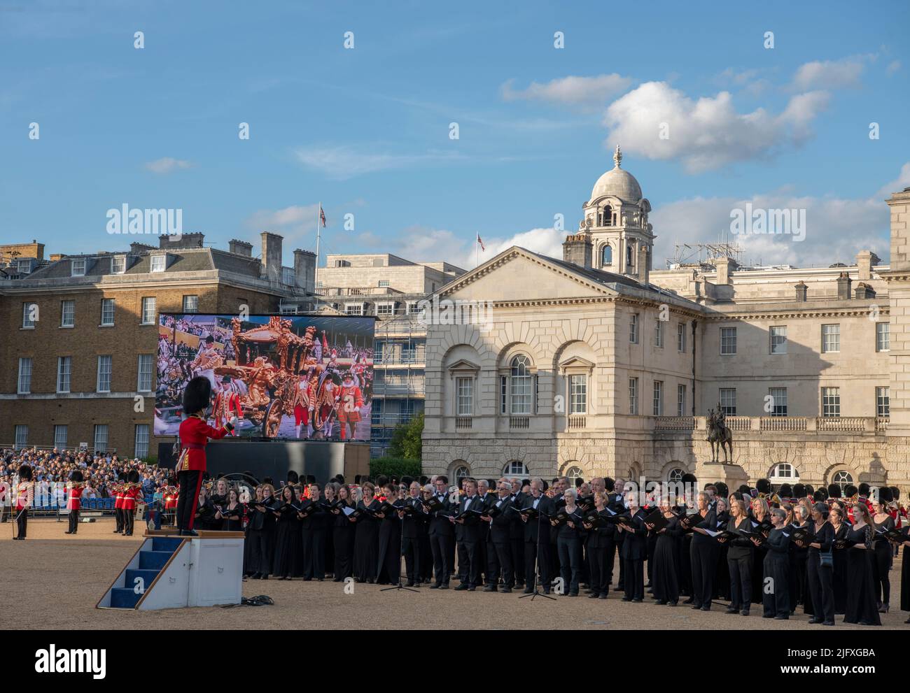 Horse Guards Parade, London, Großbritannien. 5. Juli 2022. Das Military Musical Spectacular 2022 der britischen Armee bringt die weltweit bekannten Massed Bands der Household Division auf der Horse Guards Parade zusammen, um die Queen und den Commonwealth in ihrem Platin-Jubiläumsjahr zu feiern. Drei Nächte lang in London, am 5.., 6.., 7.. Juli 2022, vom 7,30pm. - 9pm. Das Live-Konzert im Freien mit Feuerwerk und audiovisuellen Effekten zeigt einige der talentiertesten Militärmusiker der britischen Armee. Quelle: Malcolm Park/Alamy Live News Stockfoto