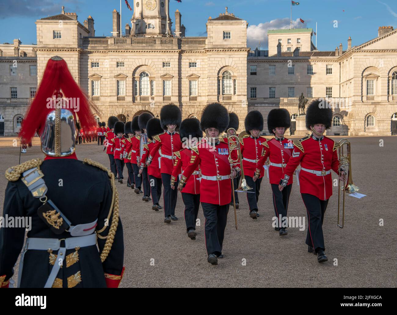 Horse Guards Parade, London, Großbritannien. 5. Juli 2022. Das Military Musical Spectacular 2022 der britischen Armee bringt die weltweit bekannten Massed Bands der Household Division auf der Horse Guards Parade zusammen, um die Queen und den Commonwealth in ihrem Platin-Jubiläumsjahr zu feiern. Drei Nächte lang in London, am 5.., 6.., 7.. Juli 2022, vom 7,30pm. - 9pm. Das Live-Konzert im Freien mit Feuerwerk und audiovisuellen Effekten zeigt einige der talentiertesten Militärmusiker der britischen Armee. Quelle: Malcolm Park/Alamy Live News Stockfoto