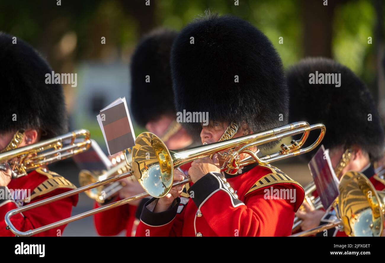 Horse Guards Parade, London, Großbritannien. 5. Juli 2022. Das Military Musical Spectacular 2022 der britischen Armee bringt die weltweit bekannten Massed Bands der Household Division auf der Horse Guards Parade zusammen, um die Queen und den Commonwealth in ihrem Platin-Jubiläumsjahr zu feiern. Drei Nächte lang in London, am 5.., 6.., 7.. Juli 2022, vom 7,30pm. - 9pm. Das Live-Konzert im Freien mit Feuerwerk und audiovisuellen Effekten zeigt einige der talentiertesten Militärmusiker der britischen Armee. Quelle: Malcolm Park/Alamy Live News Stockfoto