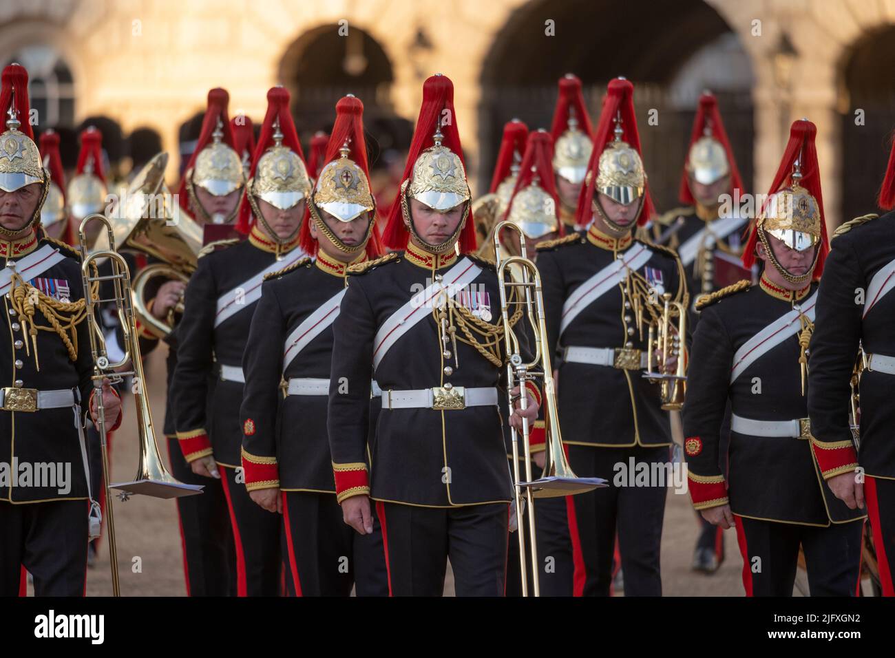 Horse Guards Parade, London, Großbritannien. 5. Juli 2022. Das Military Musical Spectacular 2022 der britischen Armee bringt die weltweit bekannten Massed Bands der Household Division auf der Horse Guards Parade zusammen, um die Queen und den Commonwealth in ihrem Platin-Jubiläumsjahr zu feiern. Drei Nächte lang in London, am 5.., 6.., 7.. Juli 2022, vom 7,30pm. - 9pm. Das Live-Konzert im Freien mit Feuerwerk und audiovisuellen Effekten zeigt einige der talentiertesten Militärmusiker der britischen Armee. Quelle: Malcolm Park/Alamy Live News Stockfoto