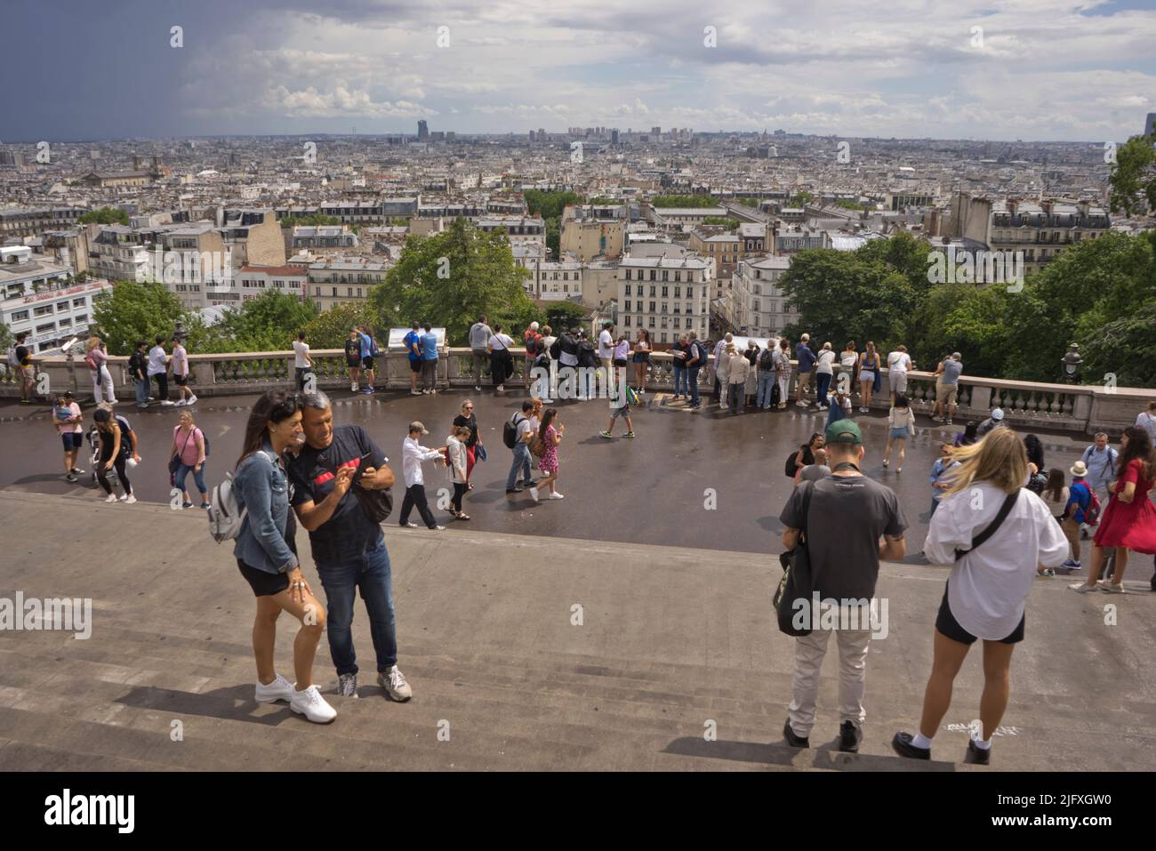 Touristen, die Selfies an der Sacre Coeur Kirche in Montmartre, Paris, Frankreich, Europa machen Stockfoto