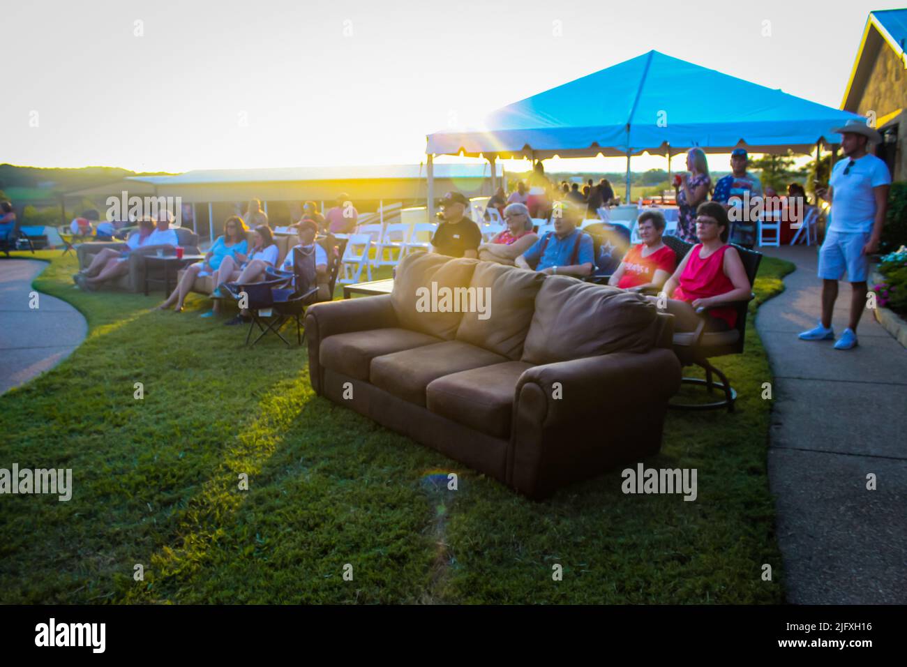 Zufällige Couch bei einer Party im Freien Stockfoto