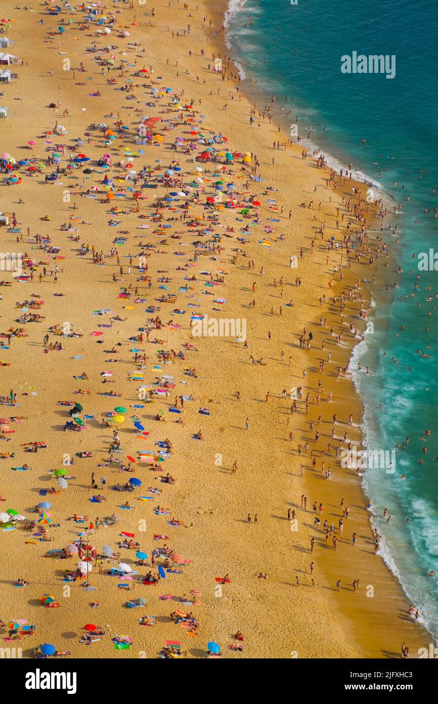 Blick auf den Strand von Nazare, Estremadura, Portugal, Europa. Stockfoto