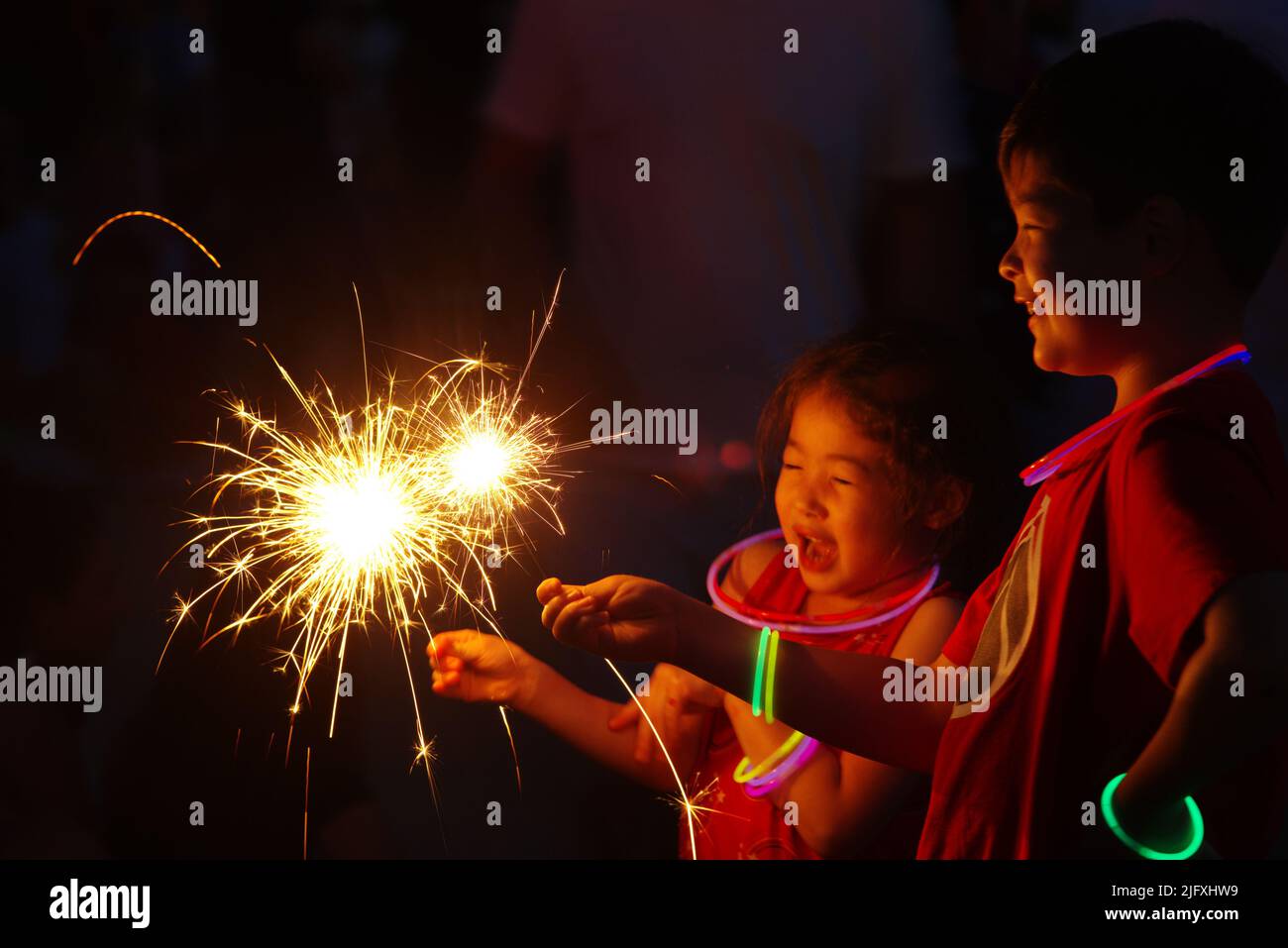 Kinder feiern den Unabhängigkeitstag mit Wunderkerzen - 4. Juli 2022, Washington, DC. Stockfoto
