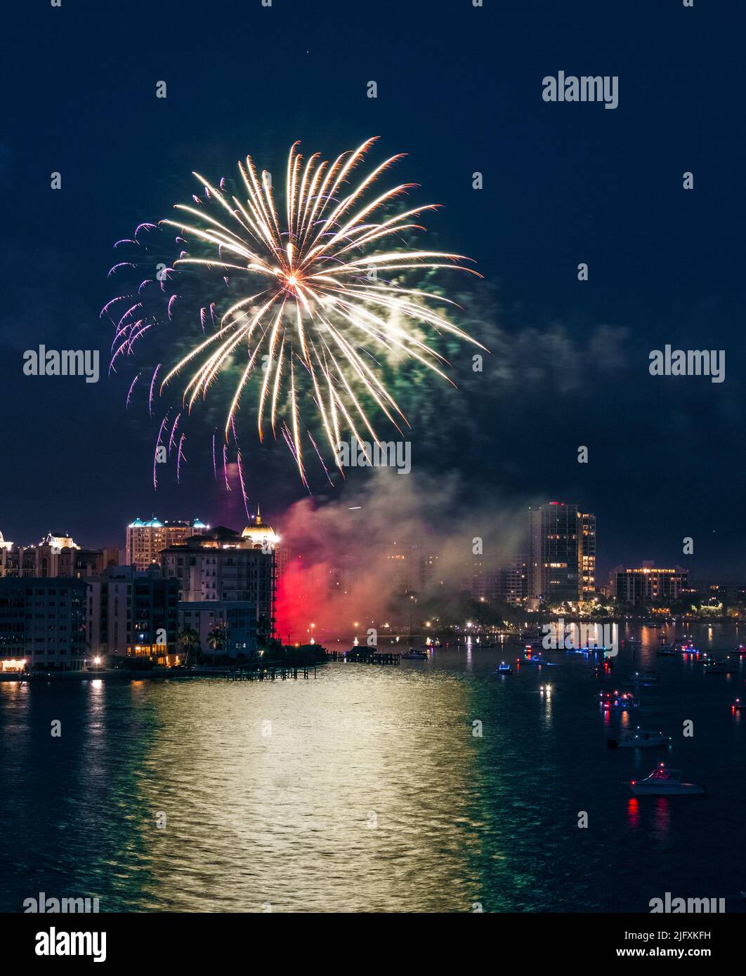 Feuerwerk am 4. Juli vom Bayfront Park über der US-amerikanischen Bucht von Florida Stockfoto