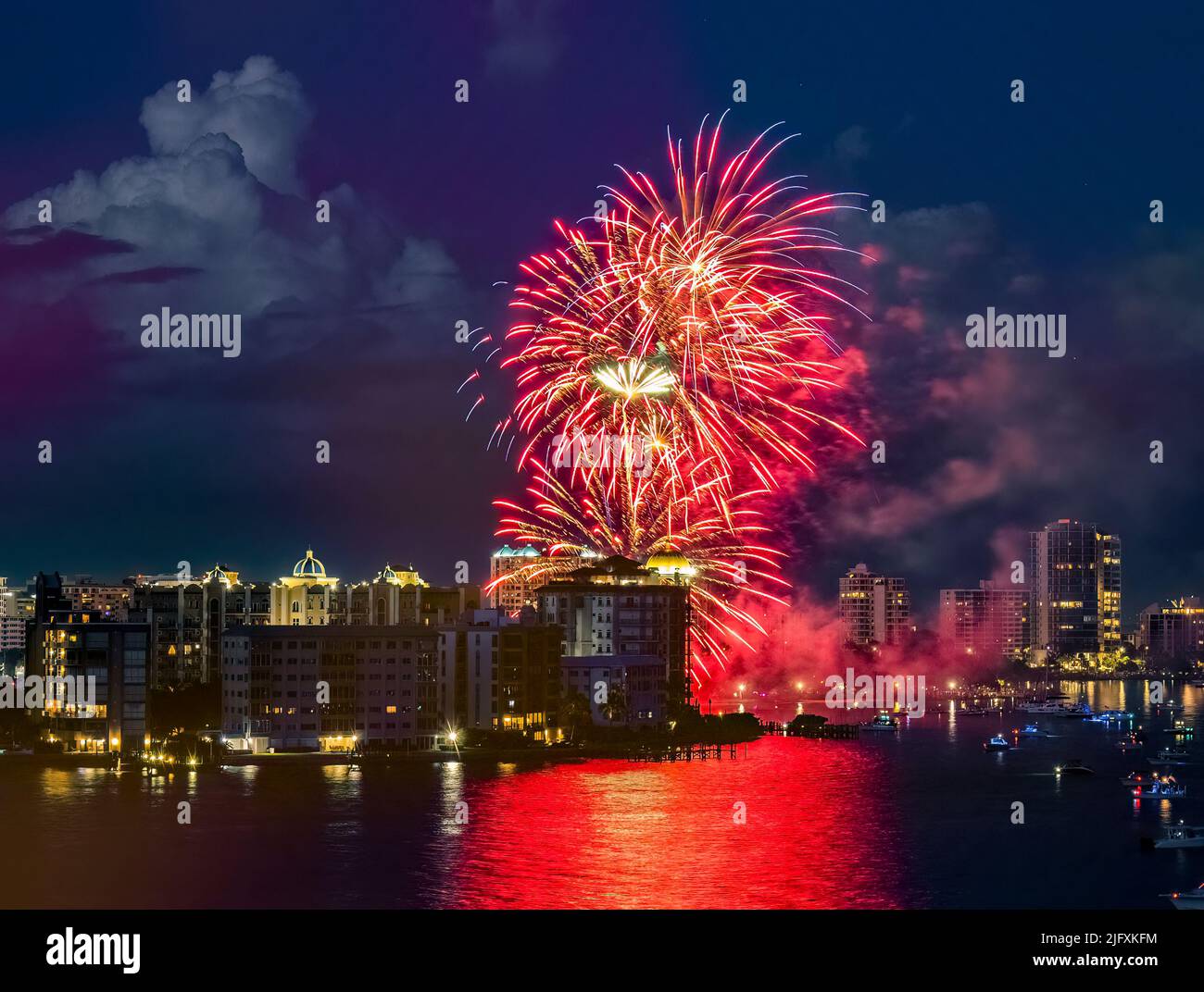 Feuerwerk am 4. Juli vom Bayfront Park über der US-amerikanischen Bucht von Florida Stockfoto