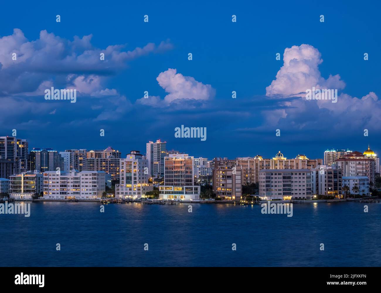 Golden Gate Area in der US-amerikanischen Stadt, in der Abenddämmerung, mit einbrechenden Lichtern Stockfoto