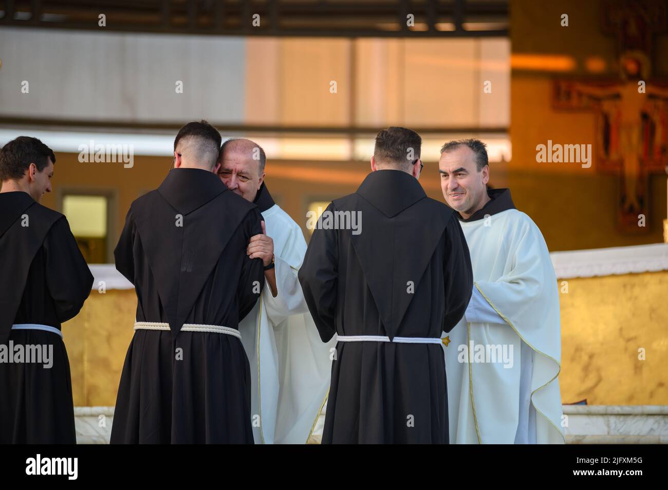 Glückwünsche nach der Gelübde von sechs Franziskanerbrüdern während der Abendmesse in Medjugorje am 4. September 2021. Stockfoto