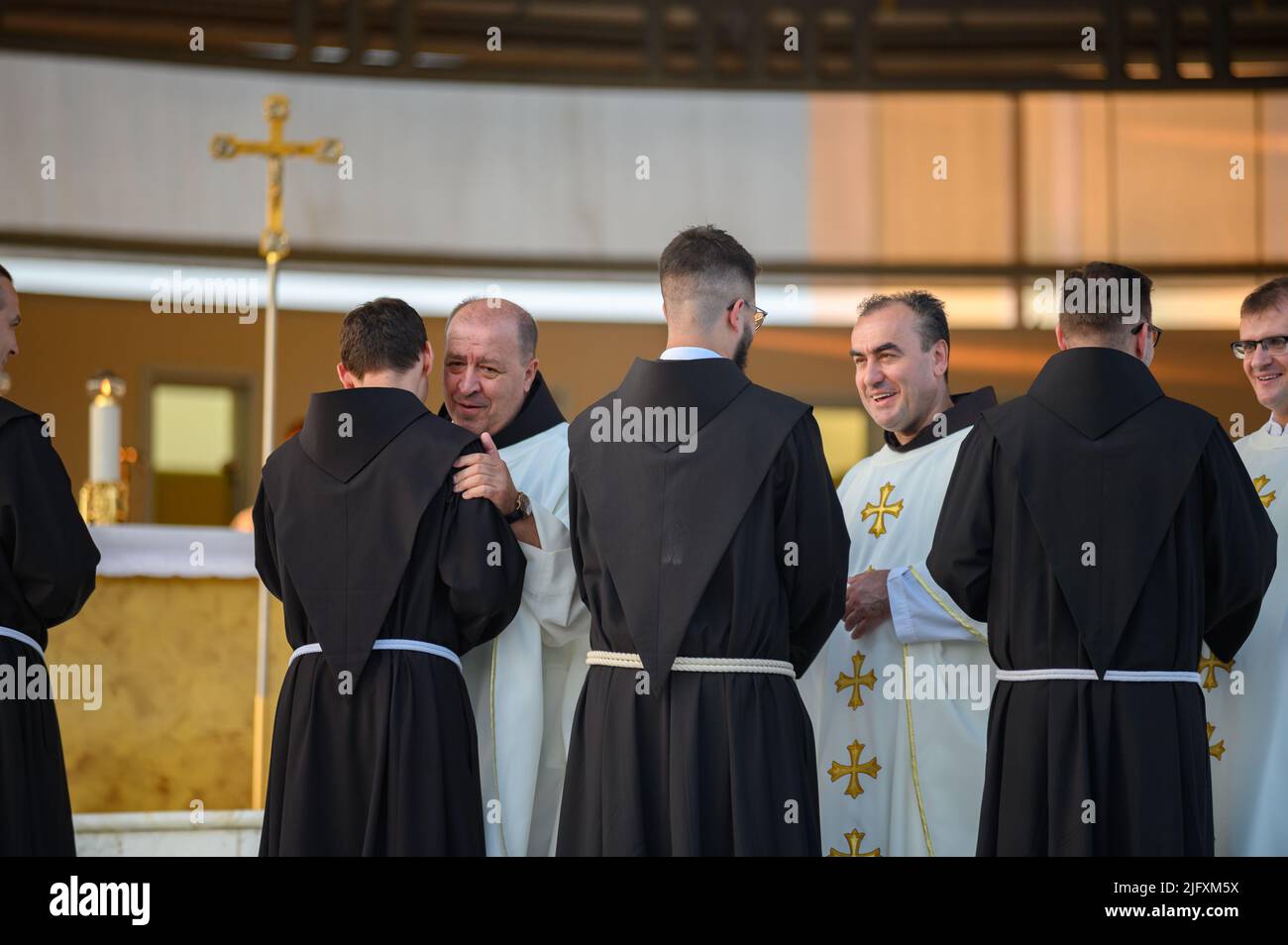 Glückwünsche nach der Gelübde von sechs Franziskanerbrüdern während der Abendmesse in Medjugorje am 4. September 2021. Stockfoto