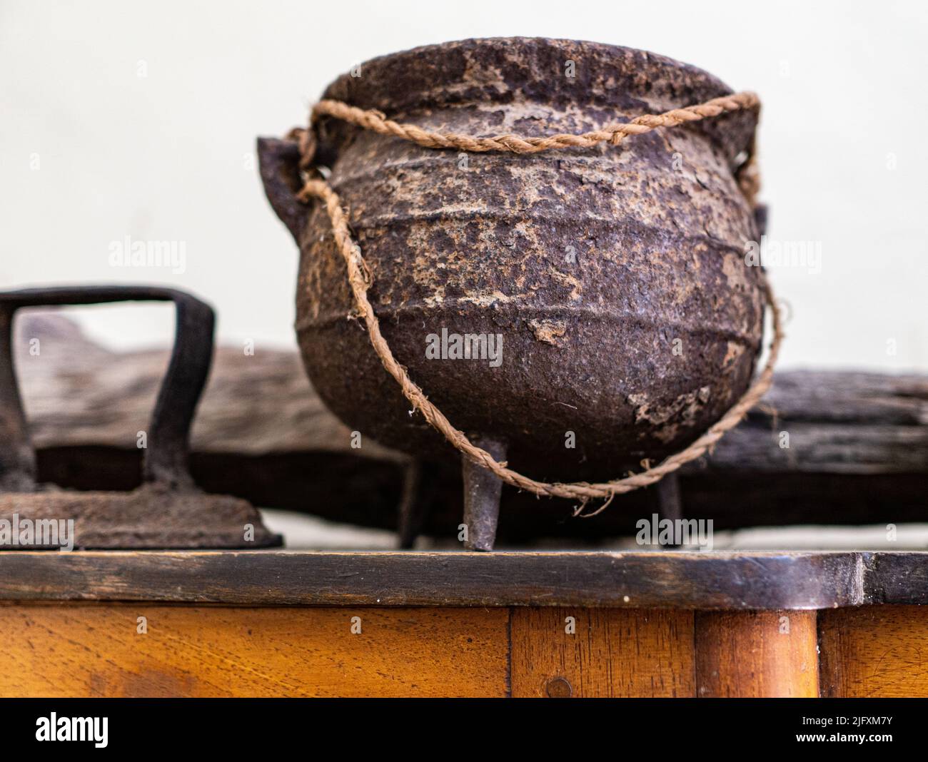 Eisenwaren nach spanischer Kontaktaufnahme im Museum des Tepeyac Retreat Center, im Schrein von Pater Odorico, in San Rafael del Norte, Nicaragua. Stockfoto