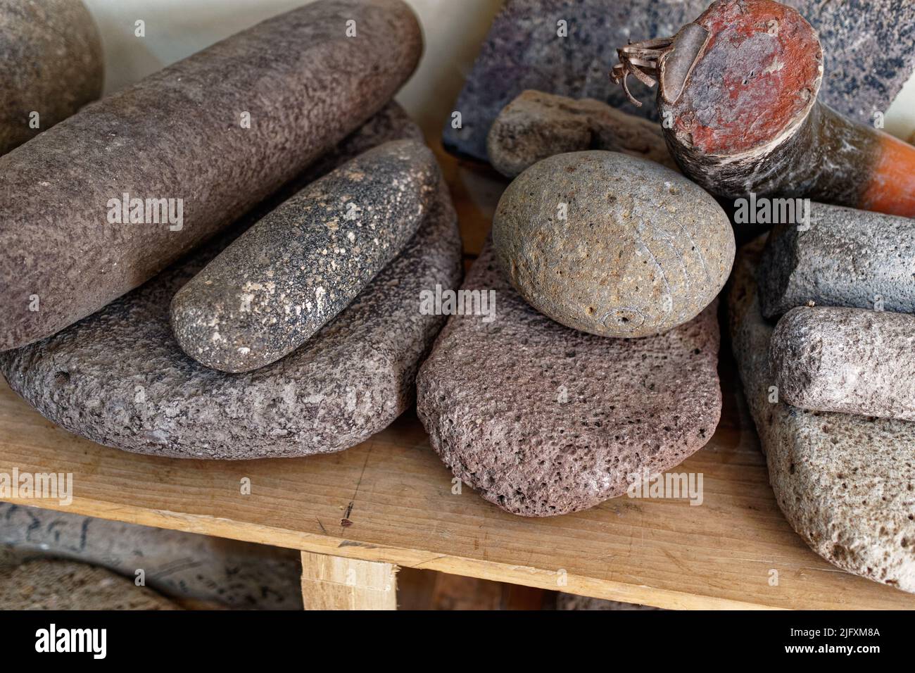 Metates für Mais und Schokolade im Museaum im Tepeyac Retreat Center, Schrein von Pater Odorico, in San Rafael del Norte, Nicaragua. Stockfoto